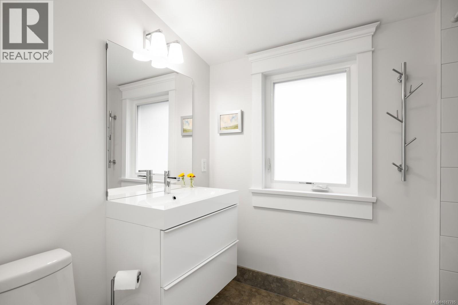 404 Constance Ave, Esquimalt