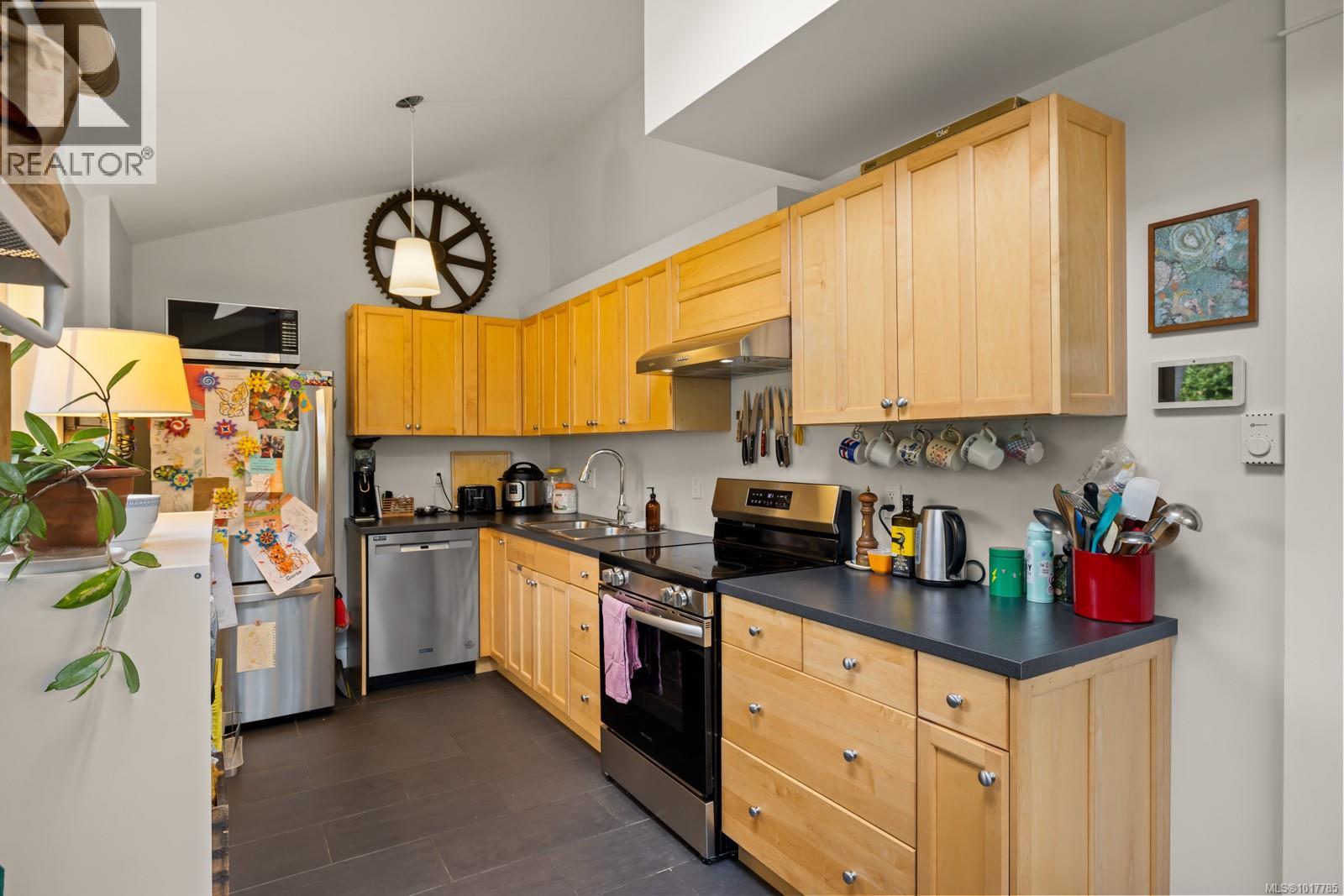 404 Constance Ave, Esquimalt