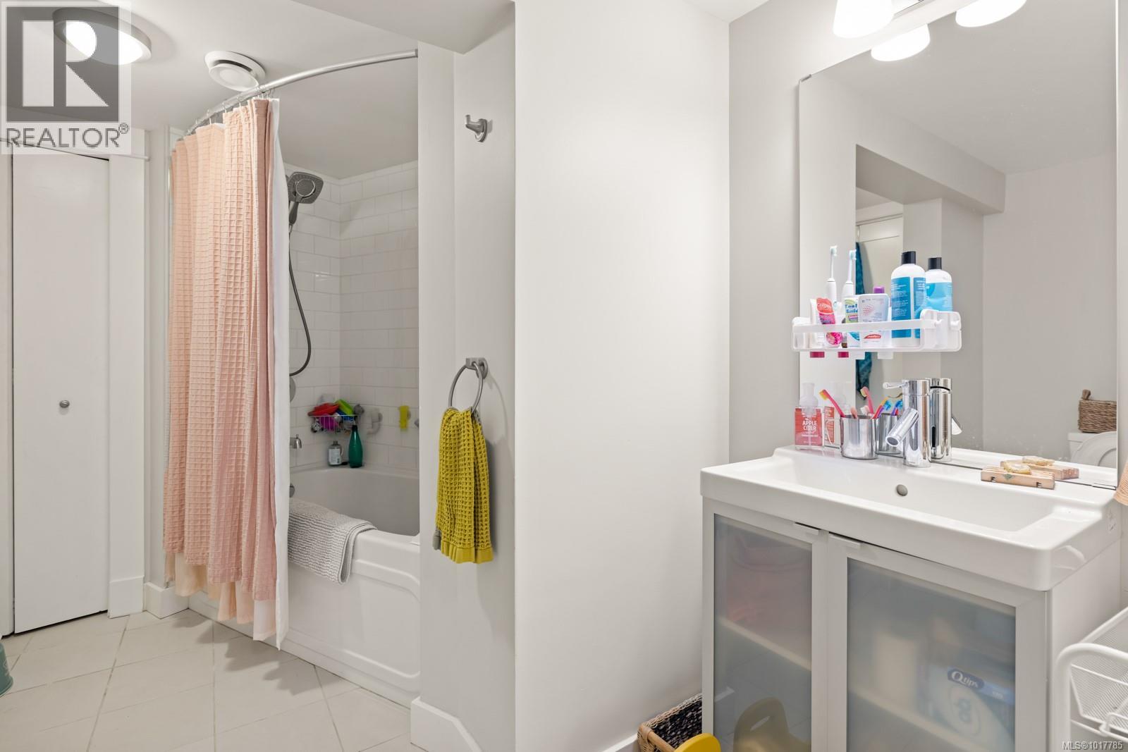 404 Constance Ave, Esquimalt