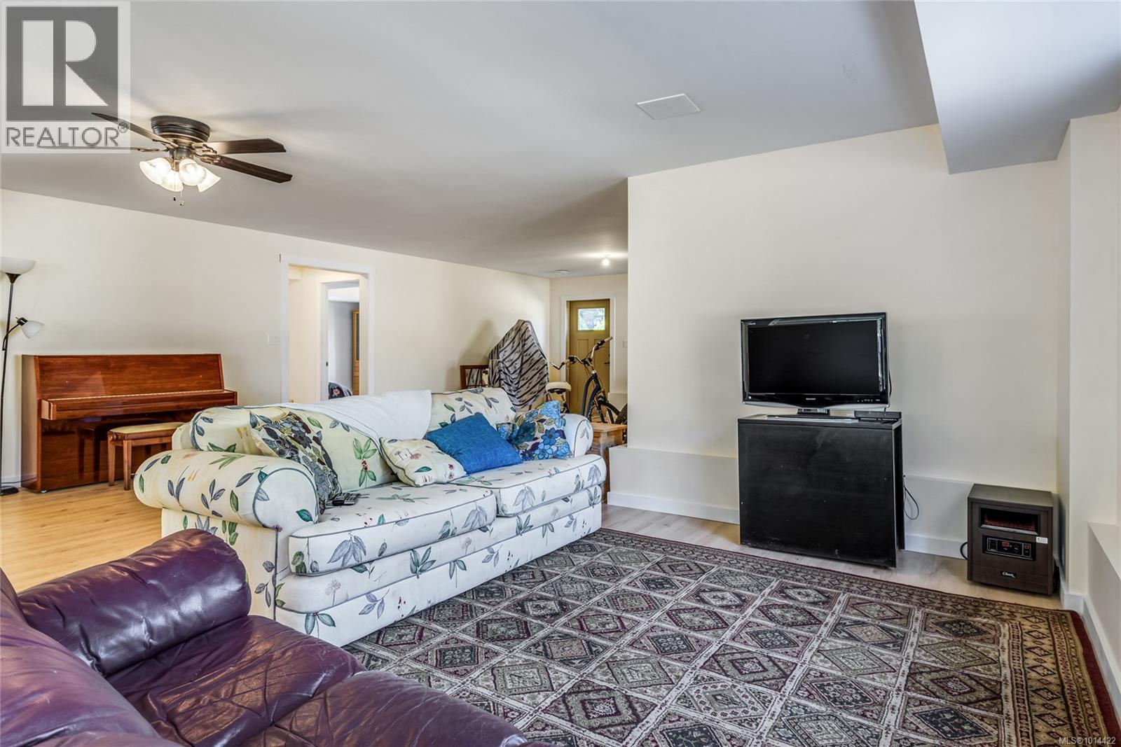 4754 Headquarters Rd, Courtenay