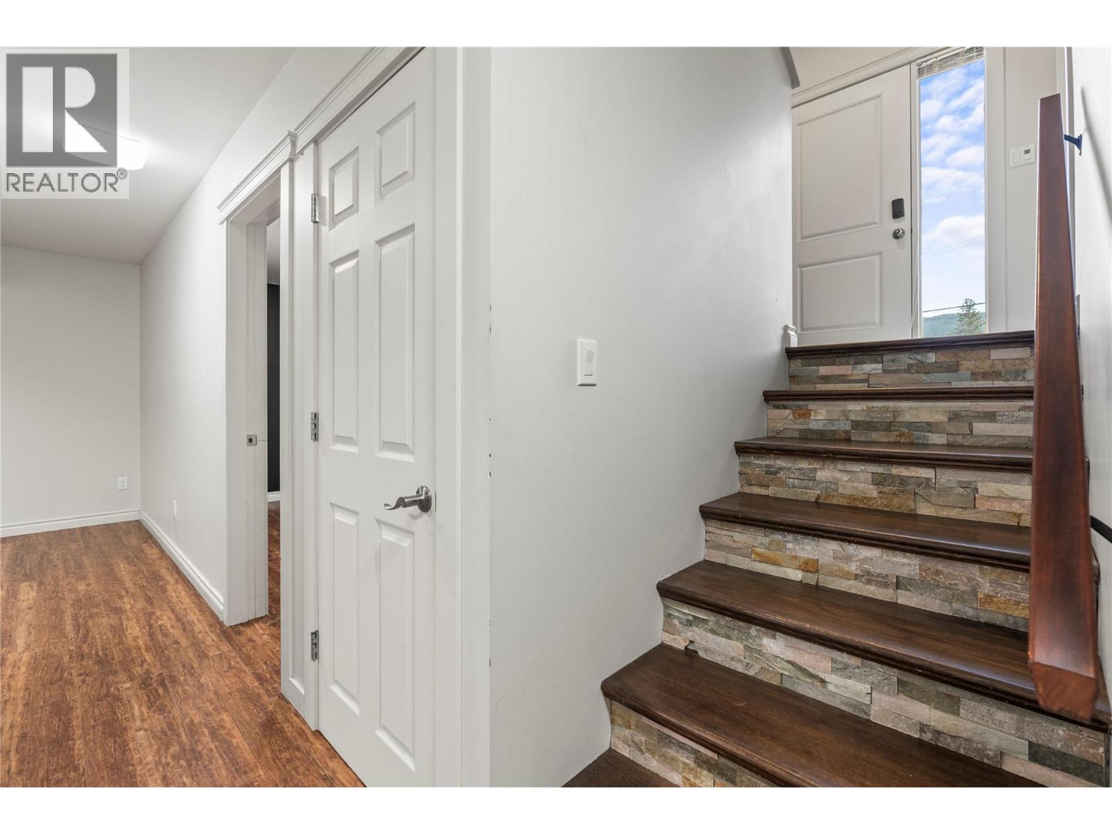 1718 Grandview Avenue, Lumby