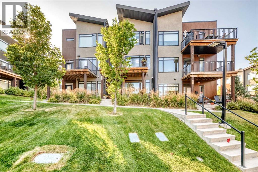 Single Family House for Sale in  Royal Elm Green NW Royal Oak Calgary 