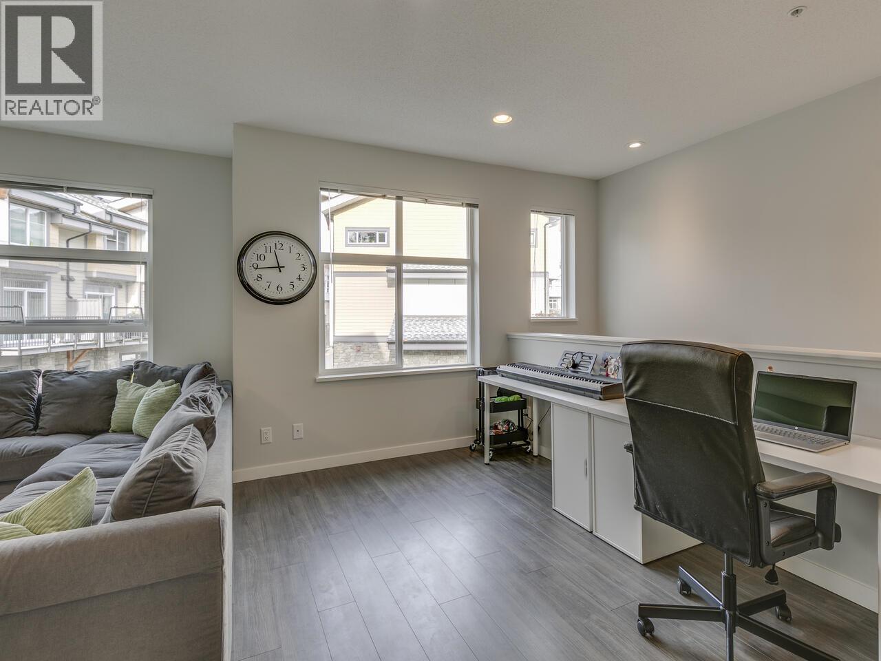 45 39548 LOGGERS LANE, Squamish