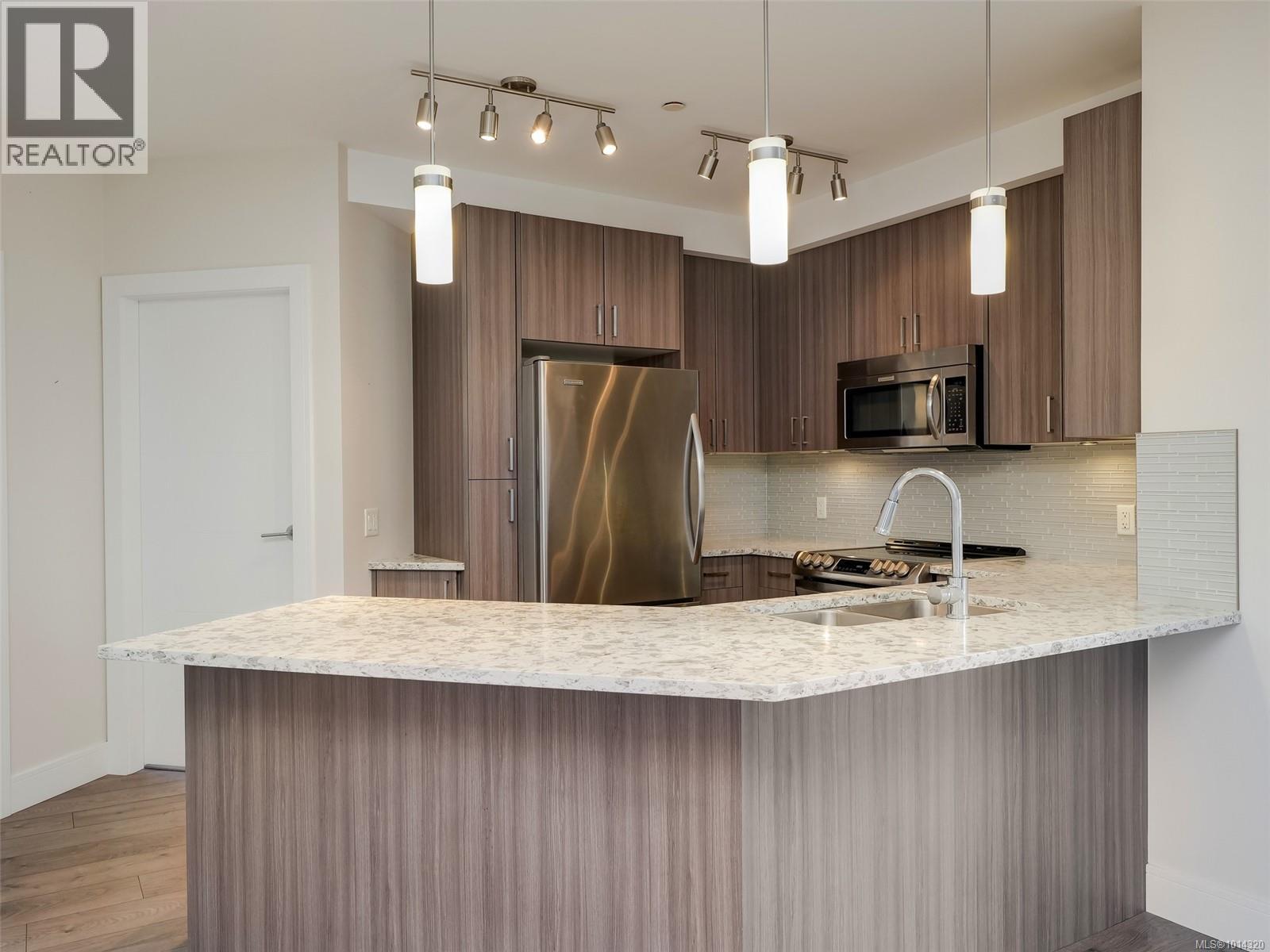 202 7182 West Saanich Rd, Central Saanich