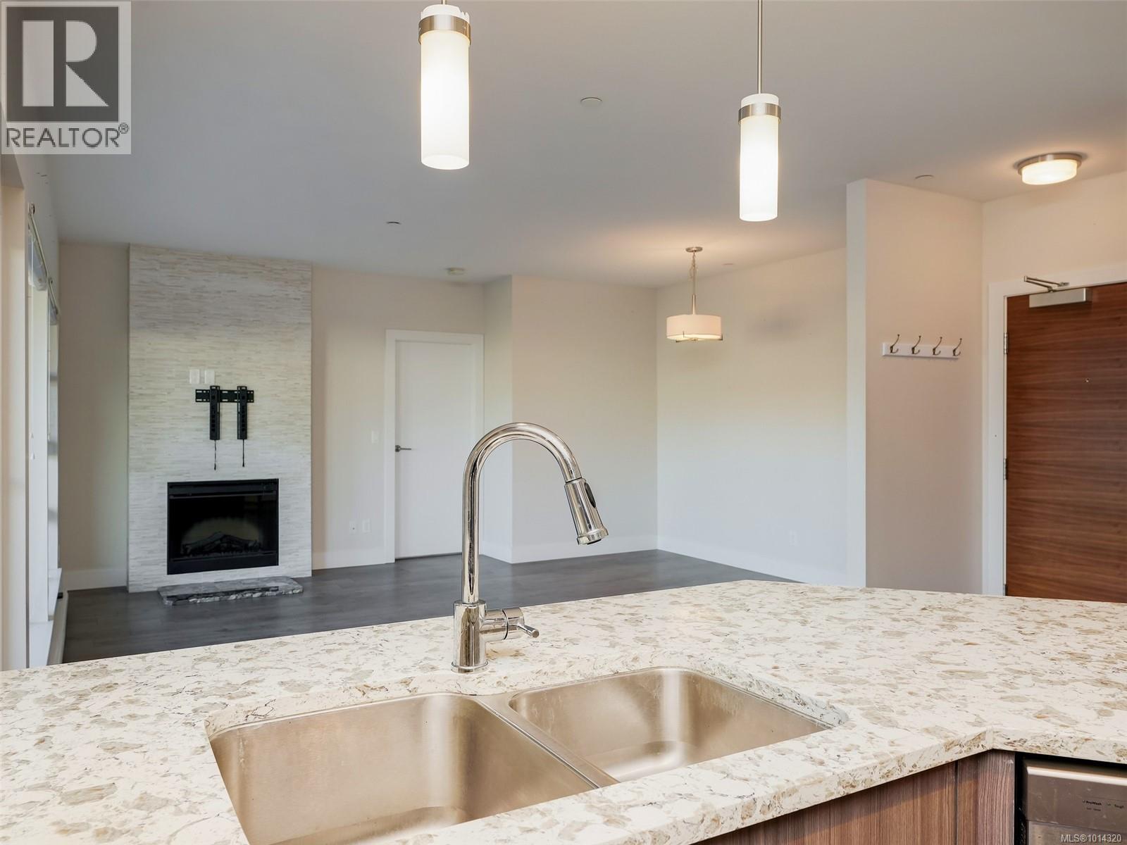 202 7182 West Saanich Rd, Central Saanich