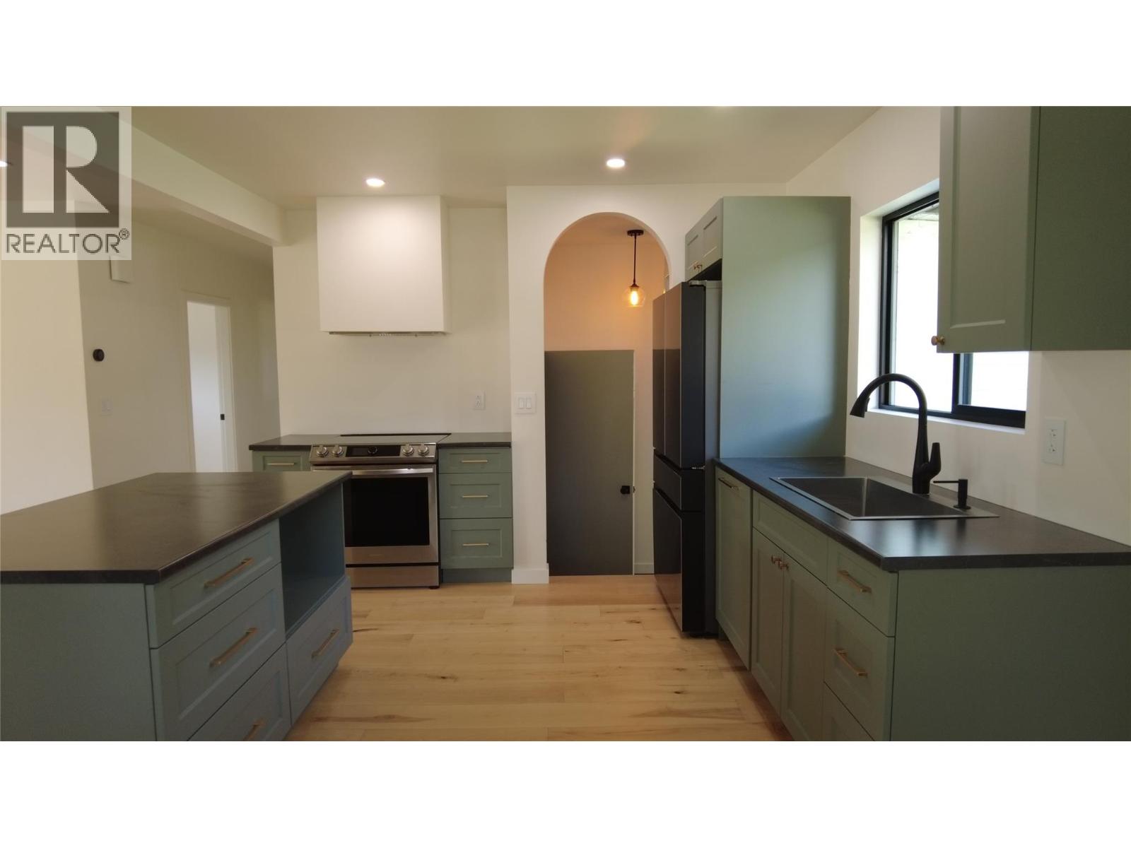 6295 COLLEGE Road, Grand Forks