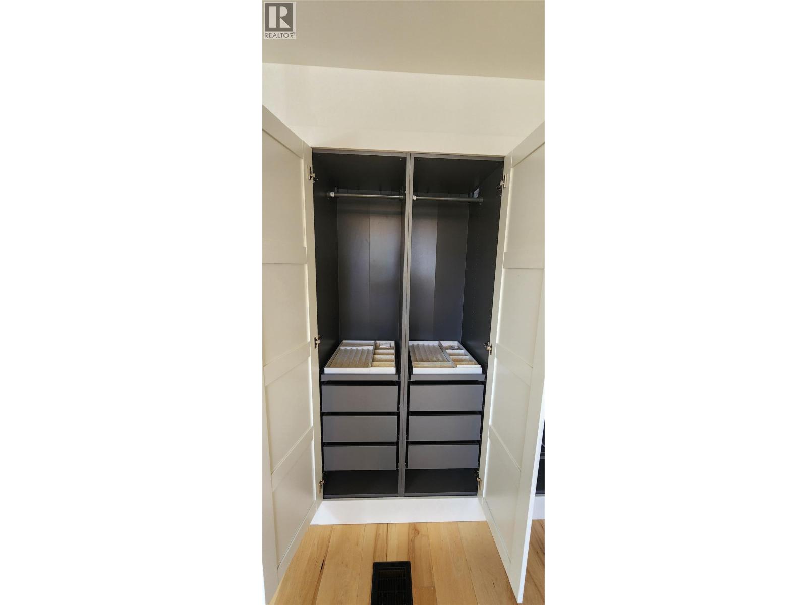 6295 COLLEGE Road, Grand Forks