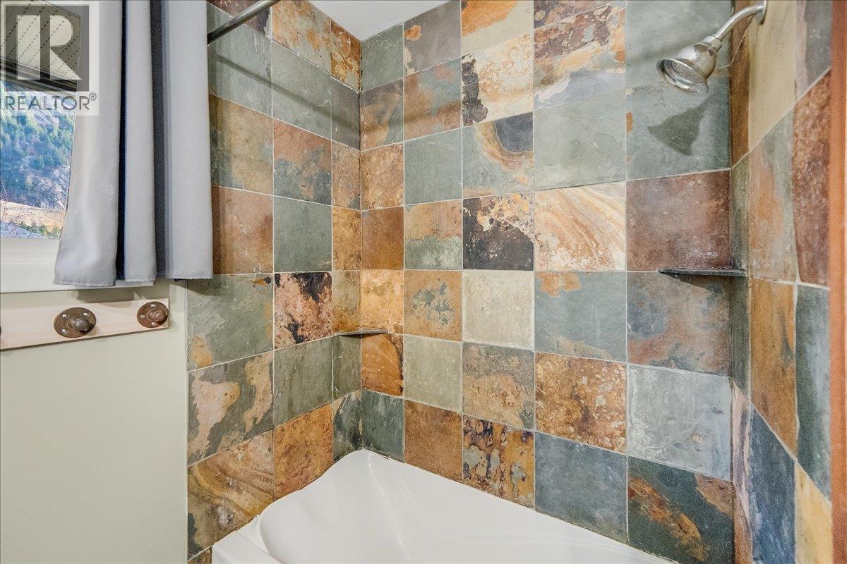 940 Columbia Road, Castlegar