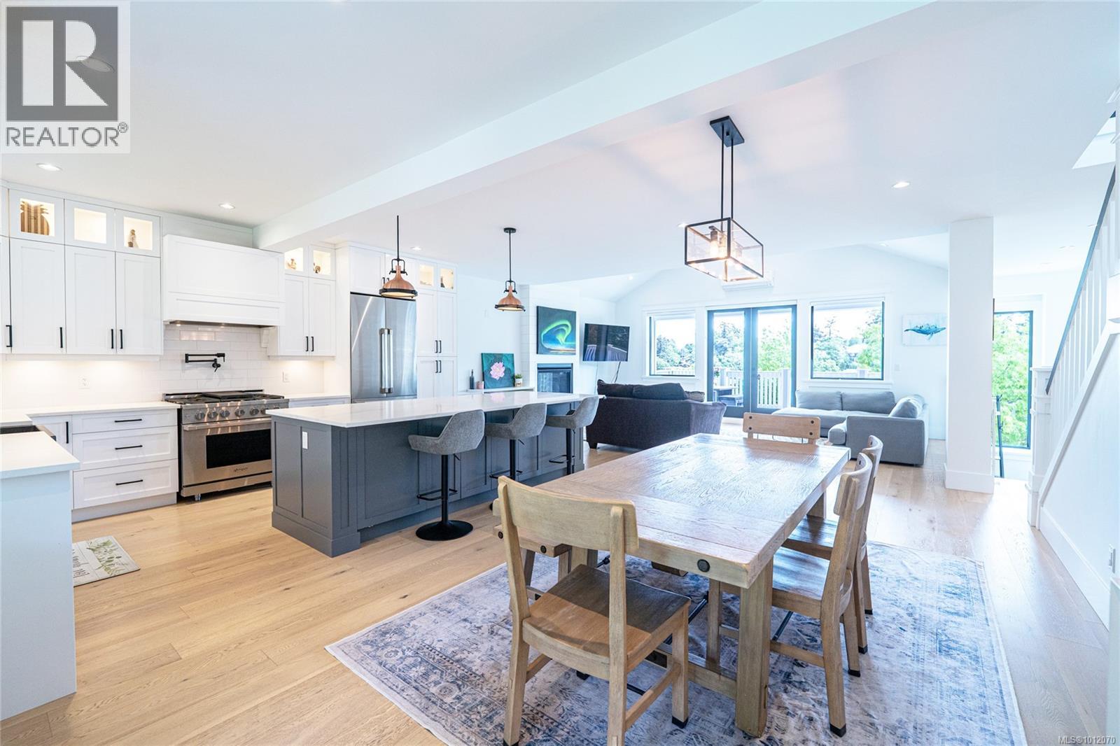 3880 Wilkinson Rd, Saanich