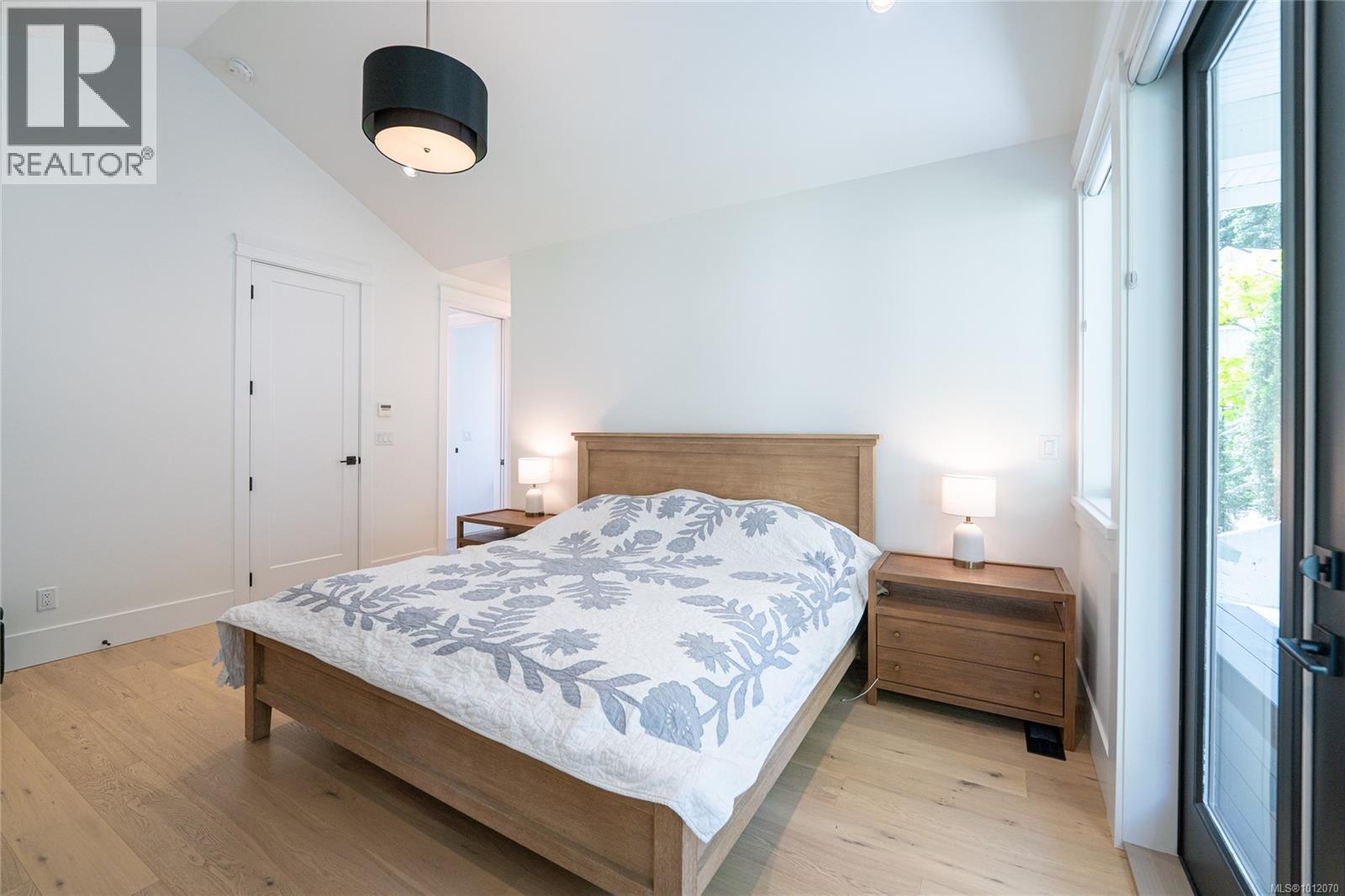 3880 Wilkinson Rd, Saanich