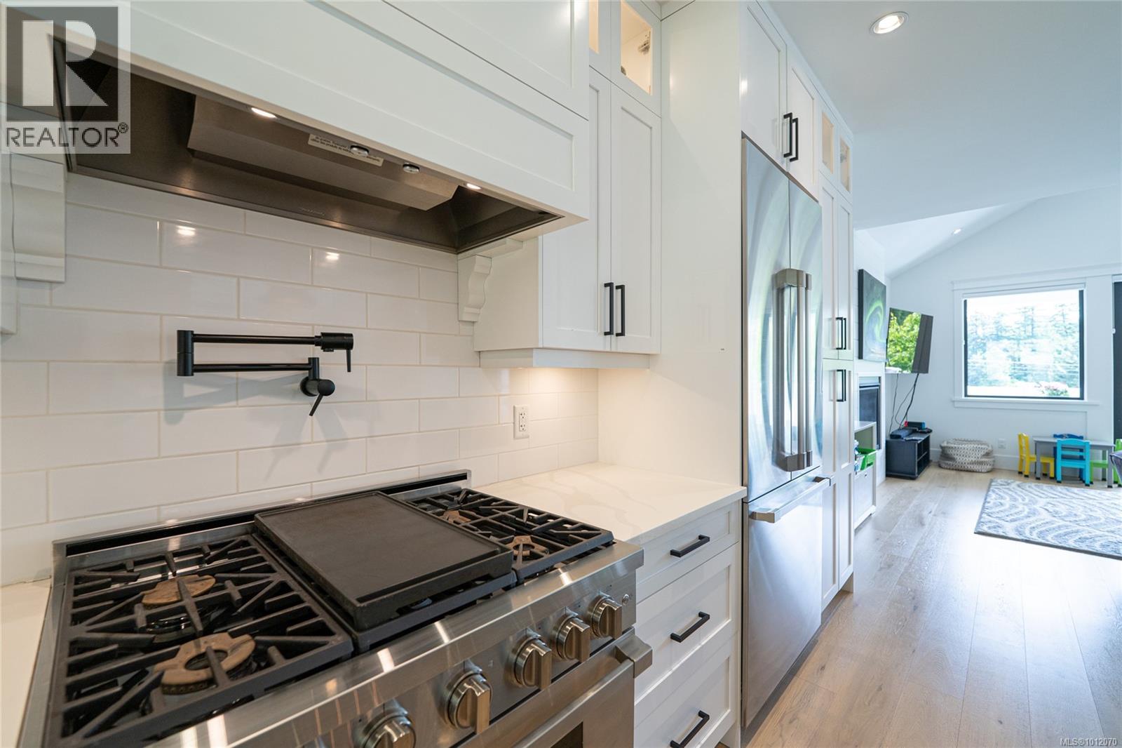 3880 Wilkinson Rd, Saanich