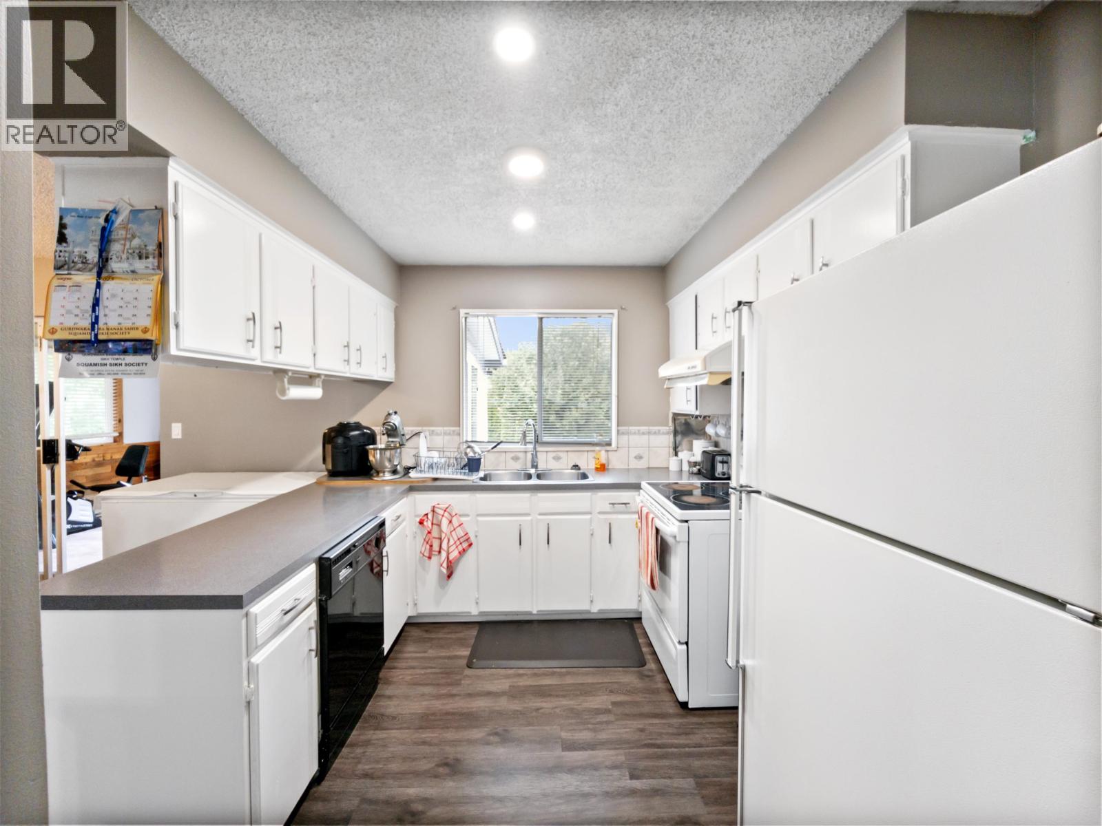 38143 HEMLOCK AVENUE, Squamish