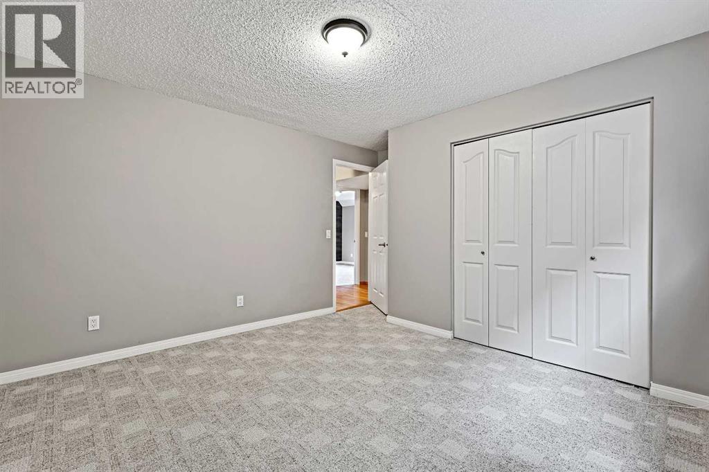 Single Family House Bi-level for Sale in  Ventura Way NE Vista Heights Calgary 