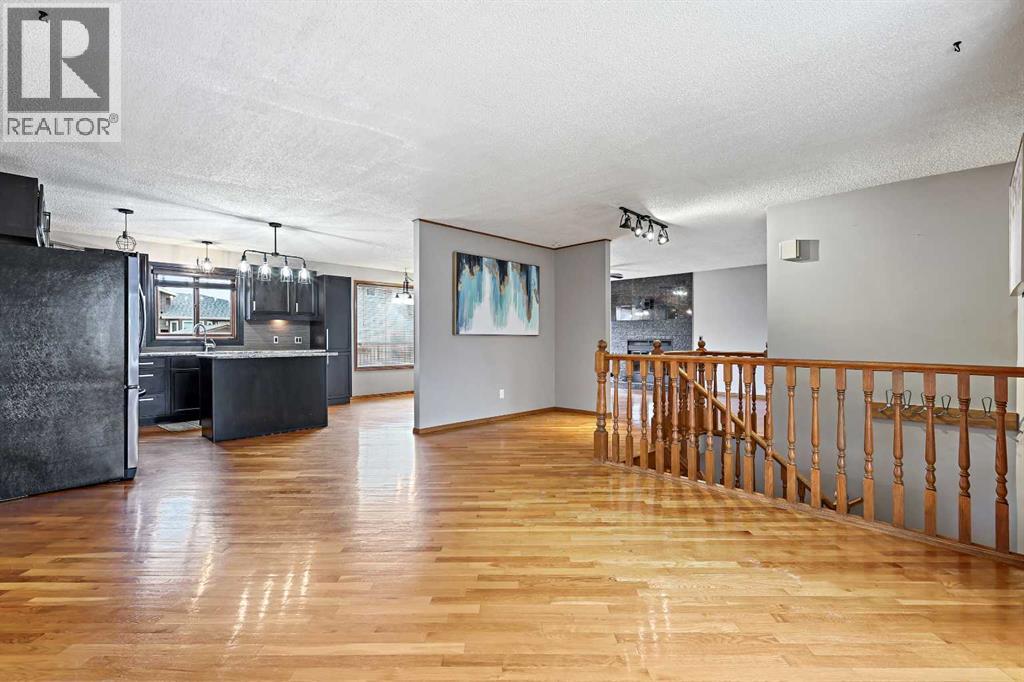 Single Family House Bi-level for Sale in  Ventura Way NE Vista Heights Calgary 