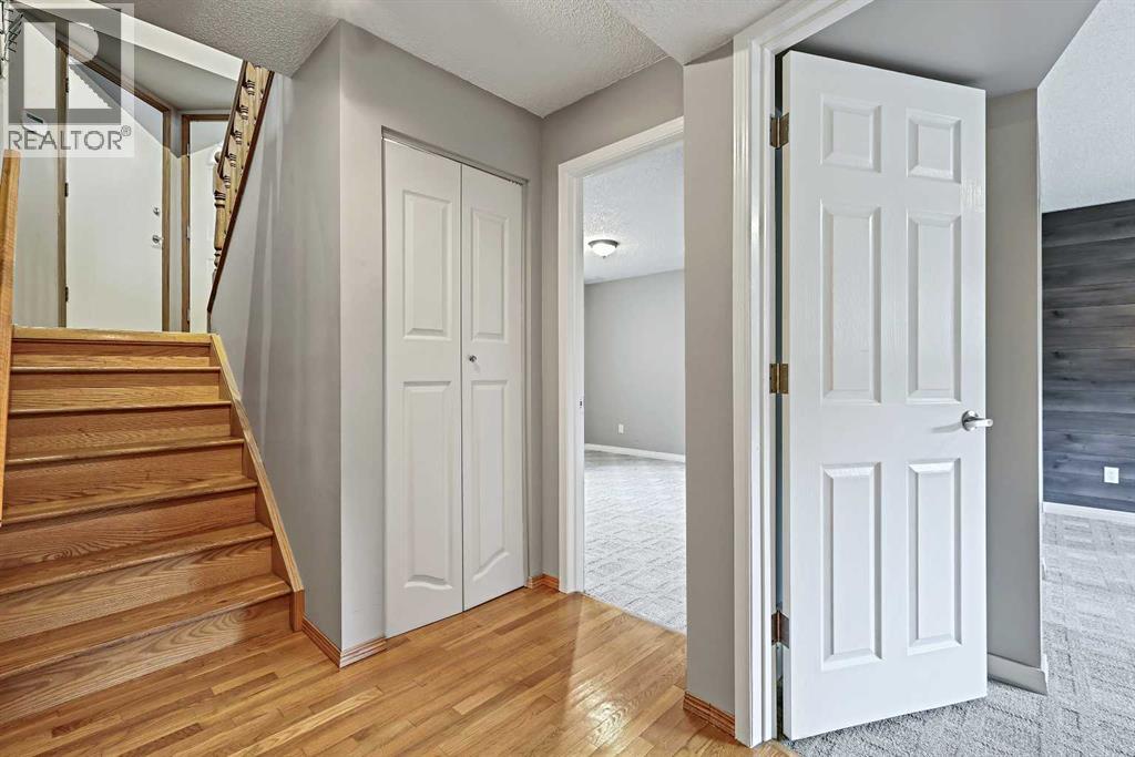 Single Family House Bi-level for Sale in  Ventura Way NE Vista Heights Calgary 