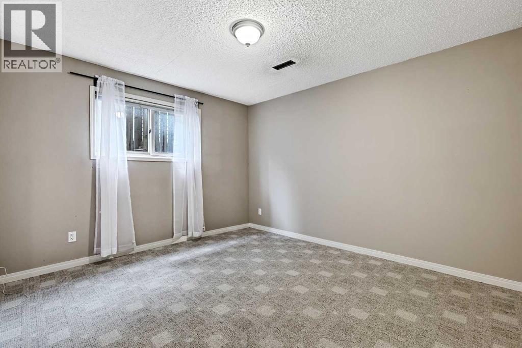 Single Family House Bi-level for Sale in  Ventura Way NE Vista Heights Calgary 