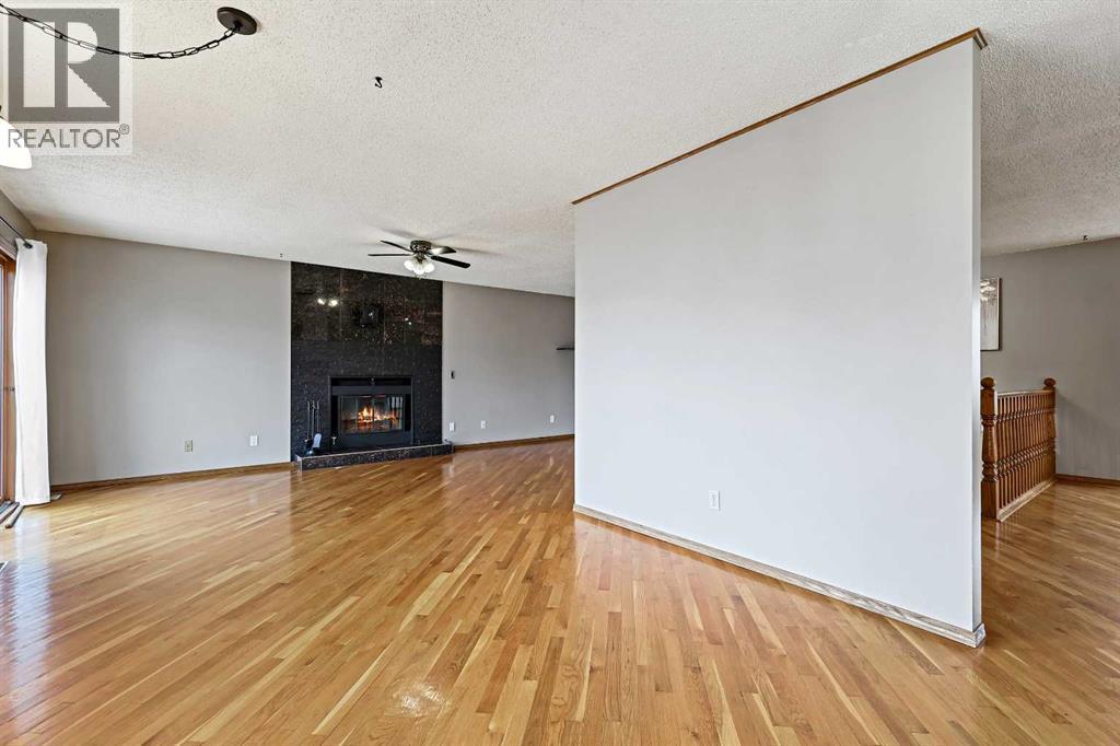 Single Family House Bi-level for Sale in  Ventura Way NE Vista Heights Calgary 