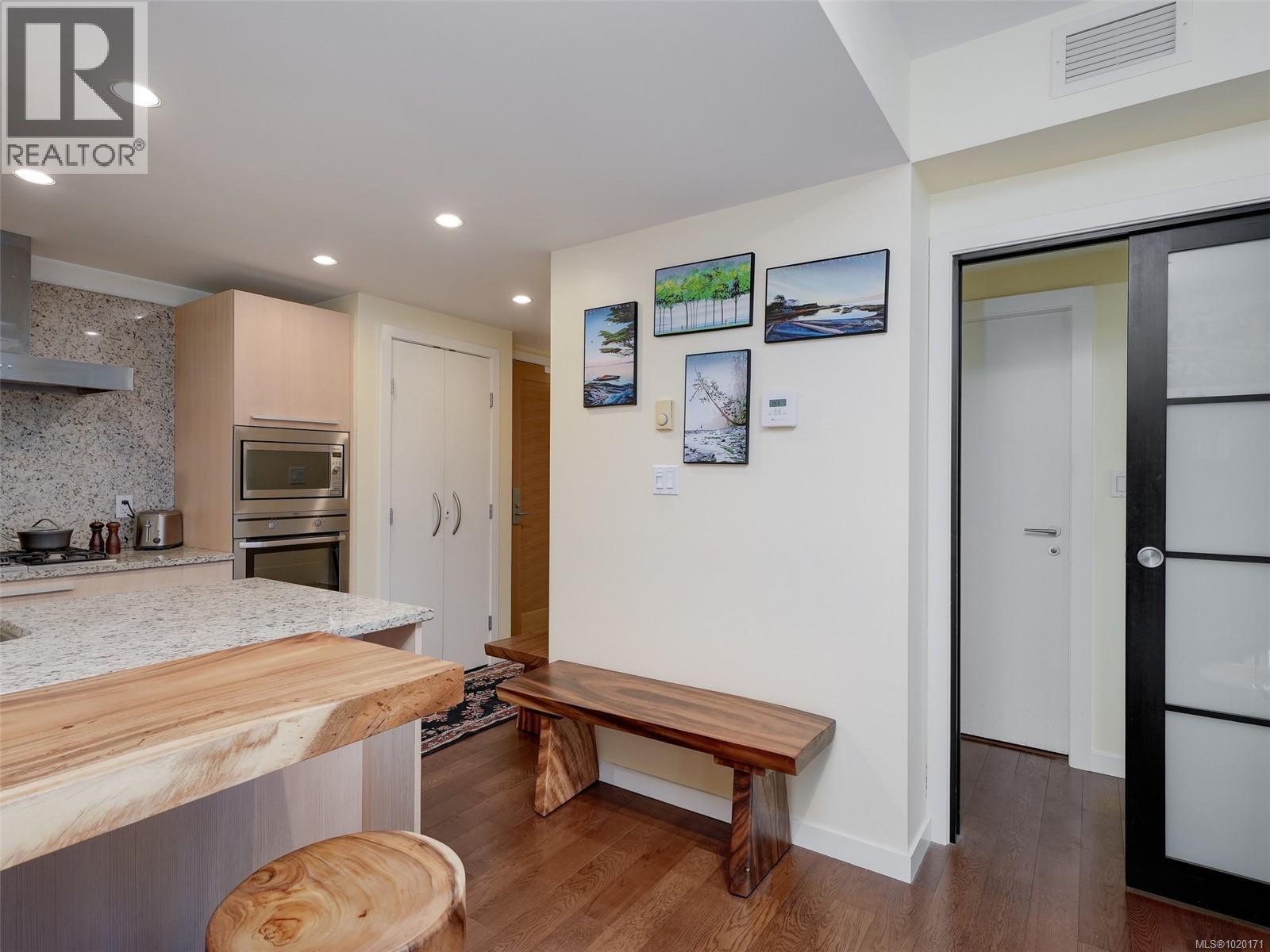 403 708 Burdett Ave, Victoria