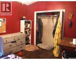 Enclosed porch - 340 Eastview Street, Burstall, SK S0N0H0 Photo 7