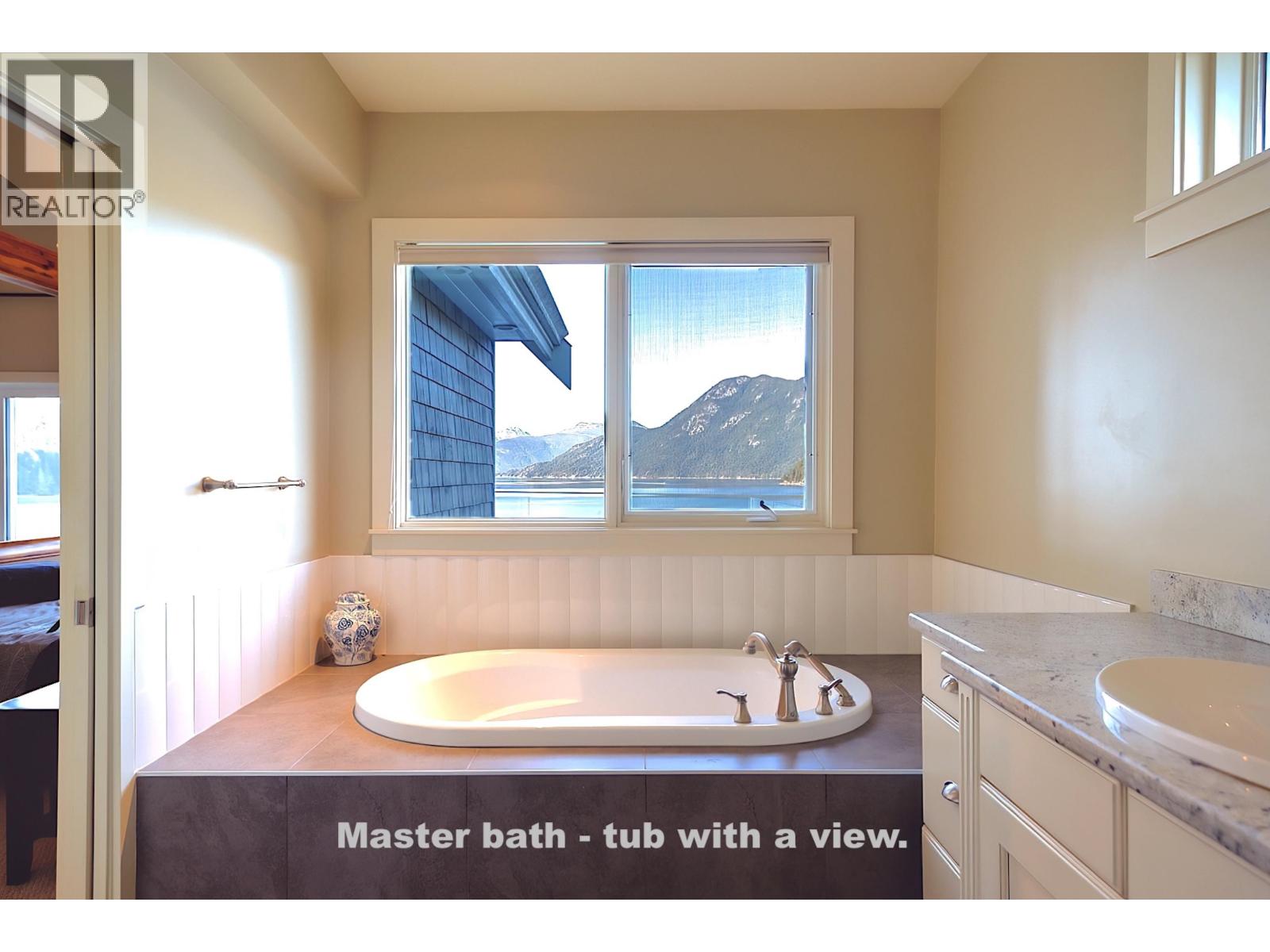 6560 N GALE AVENUE, Sechelt