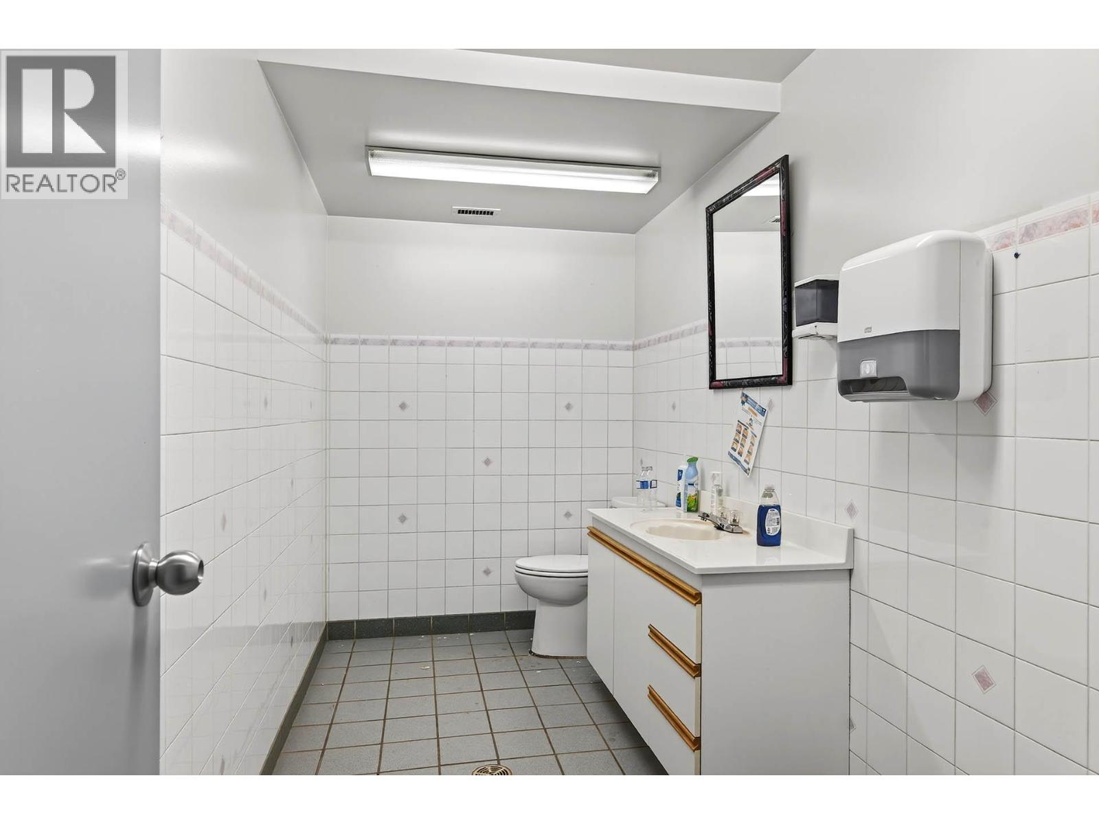  2015 W Trans Canada Highway, Kamloops