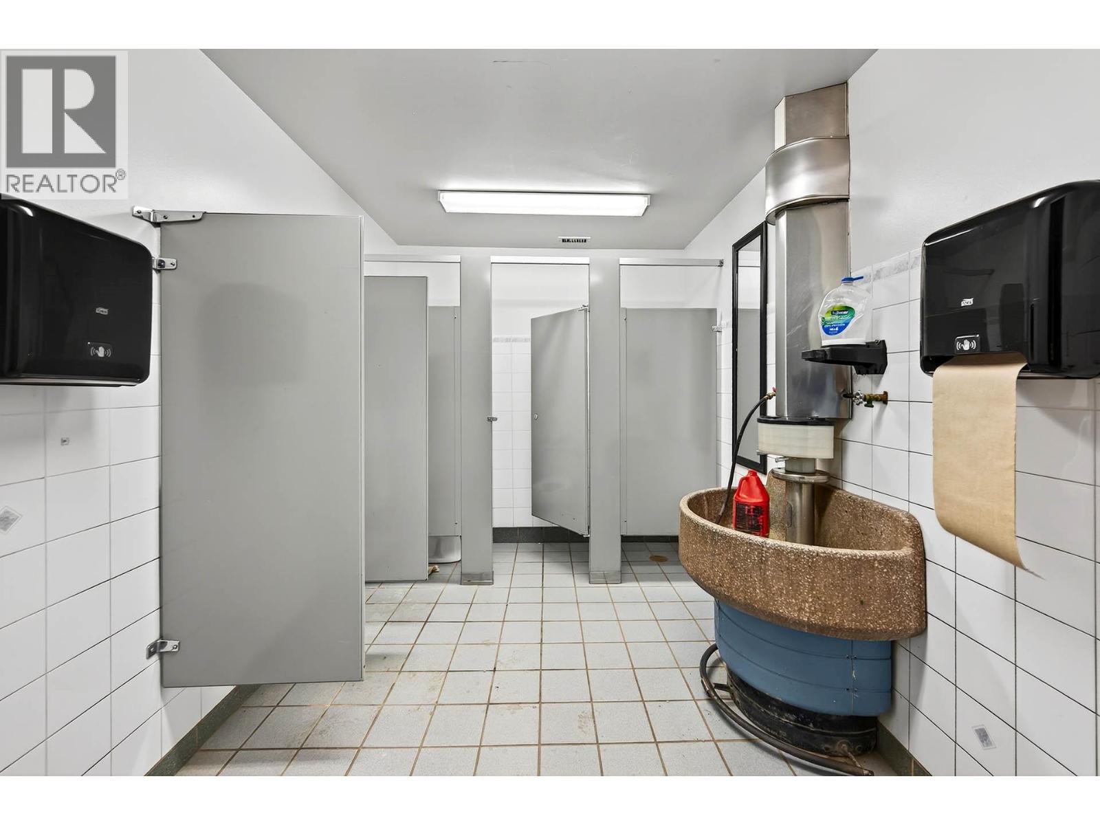  2015 W Trans Canada Highway, Kamloops