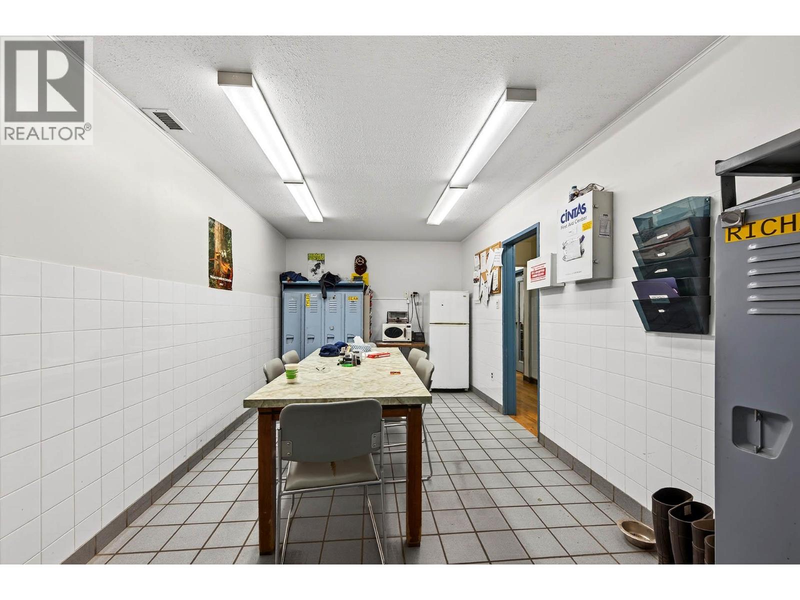  2015 W Trans Canada Highway, Kamloops