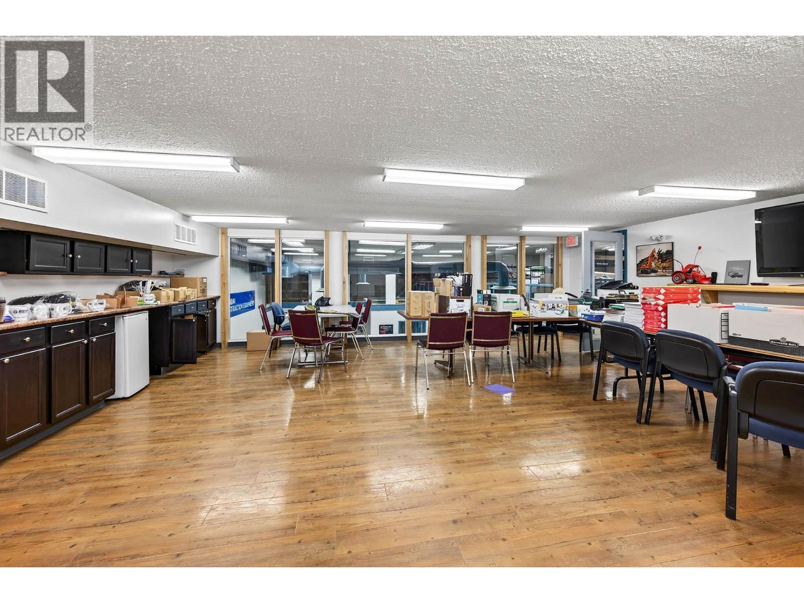  2015 W Trans Canada Highway, Kamloops