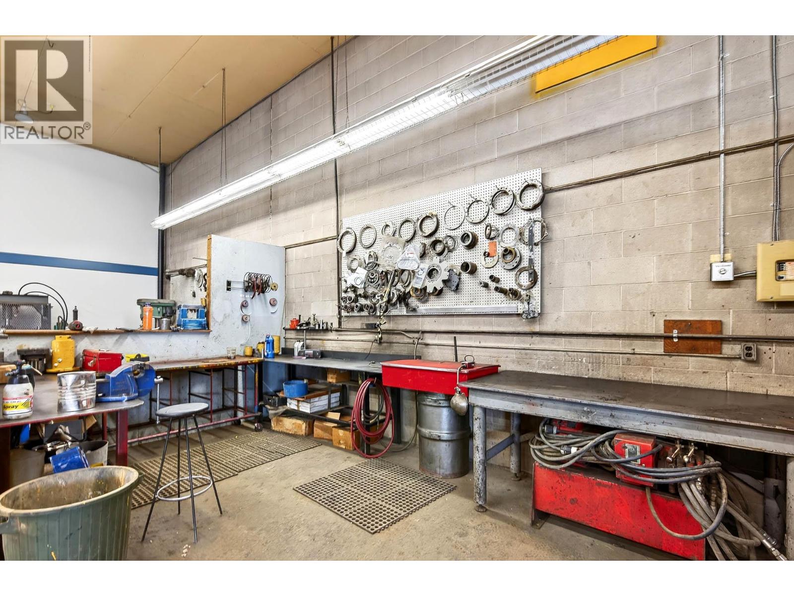  2015 W Trans Canada Highway, Kamloops