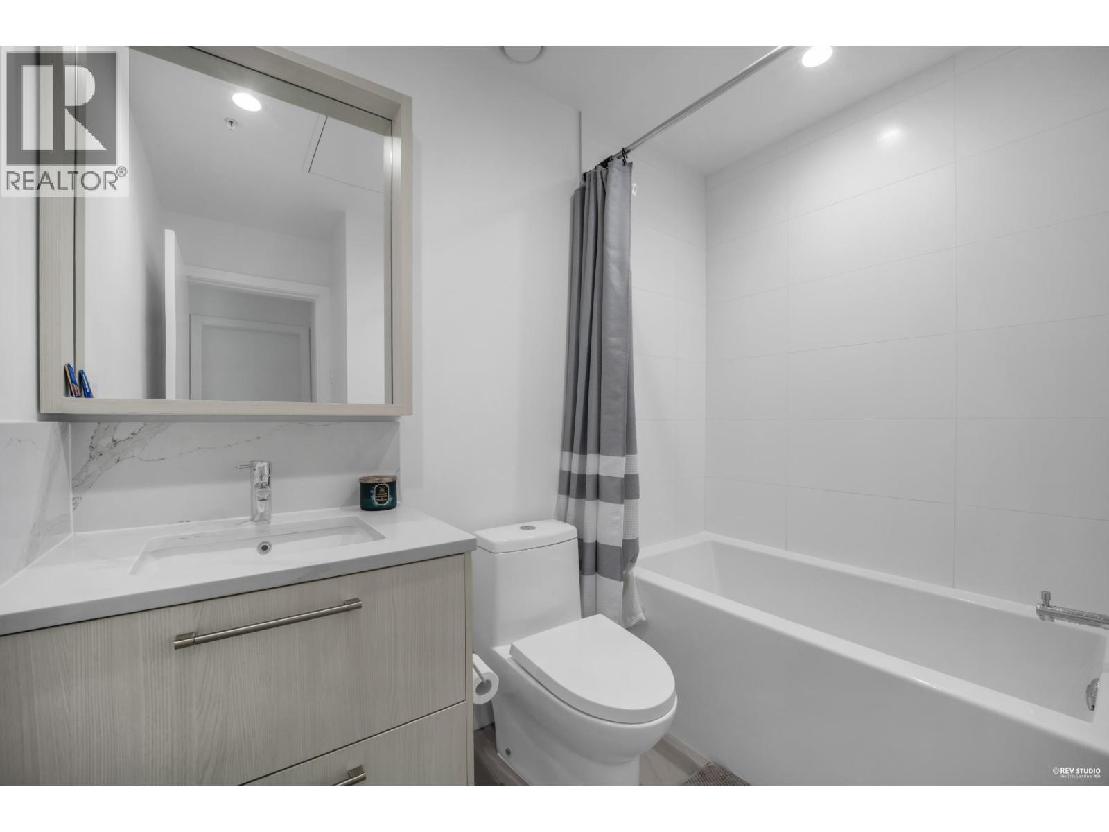 247 2035 GLENAIRE DRIVE, North Vancouver