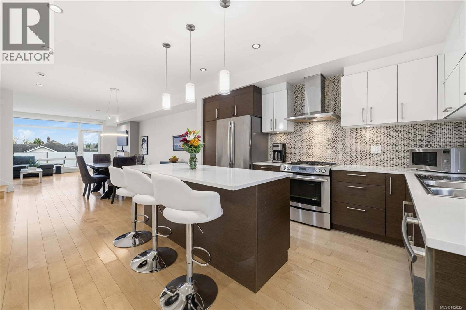 4 2830 Irma St, Victoria