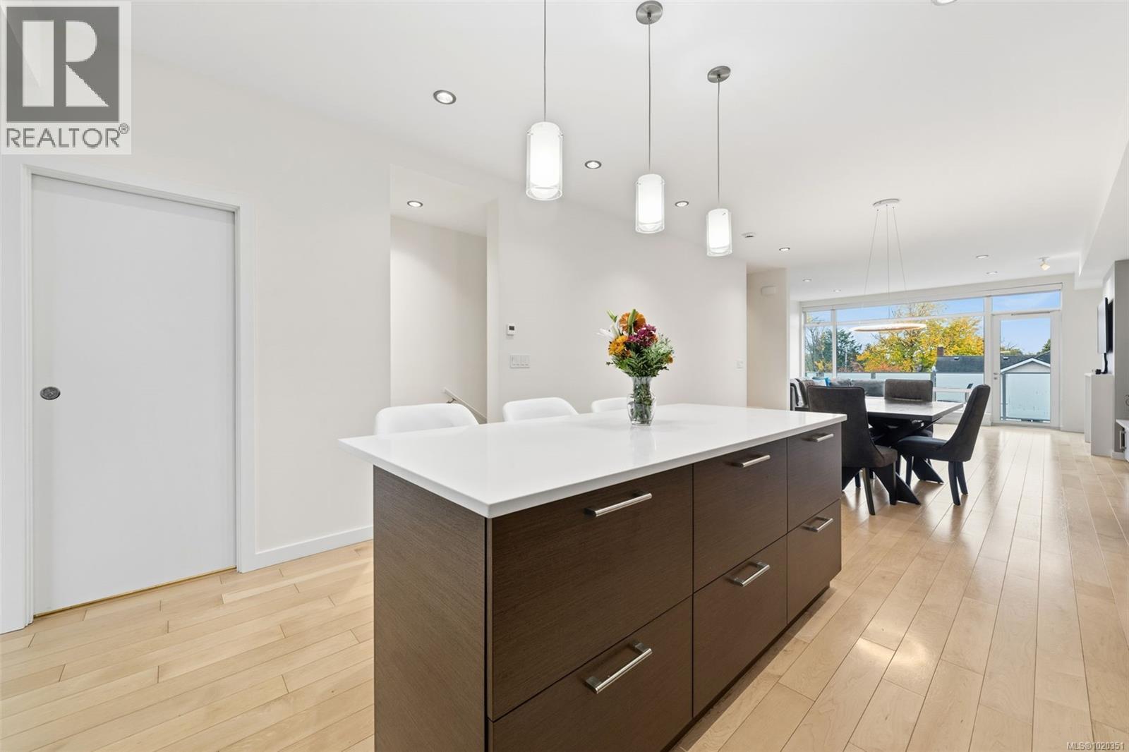 4 2830 Irma St, Victoria