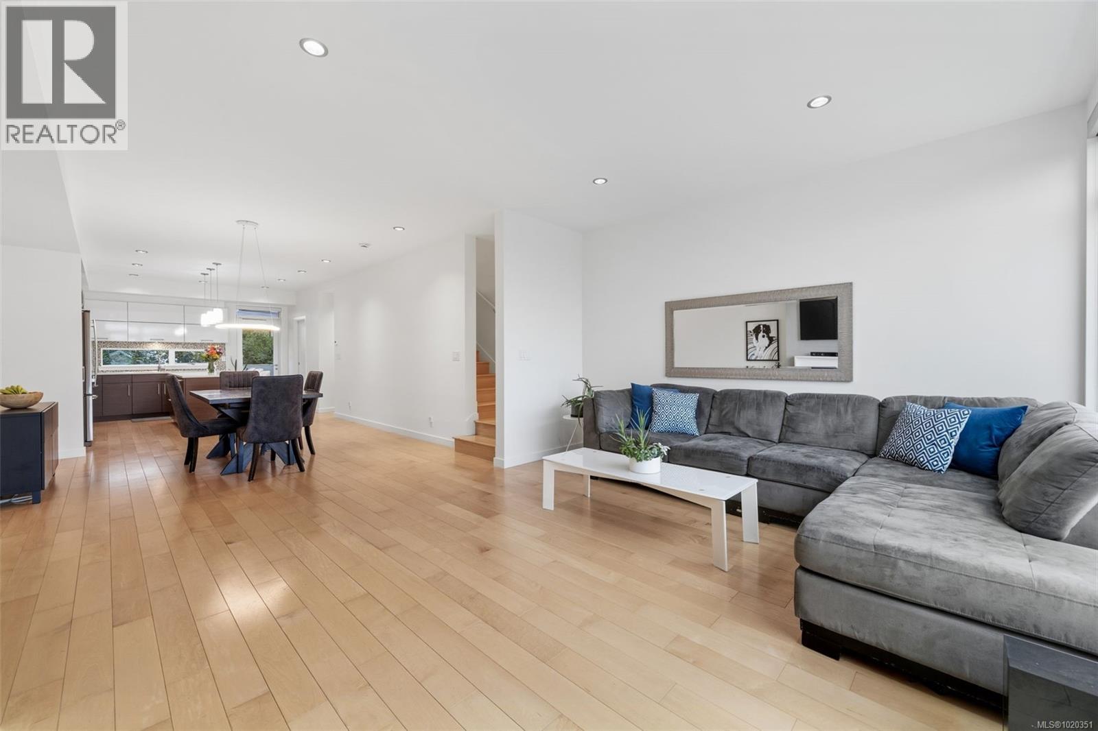 4 2830 Irma St, Victoria