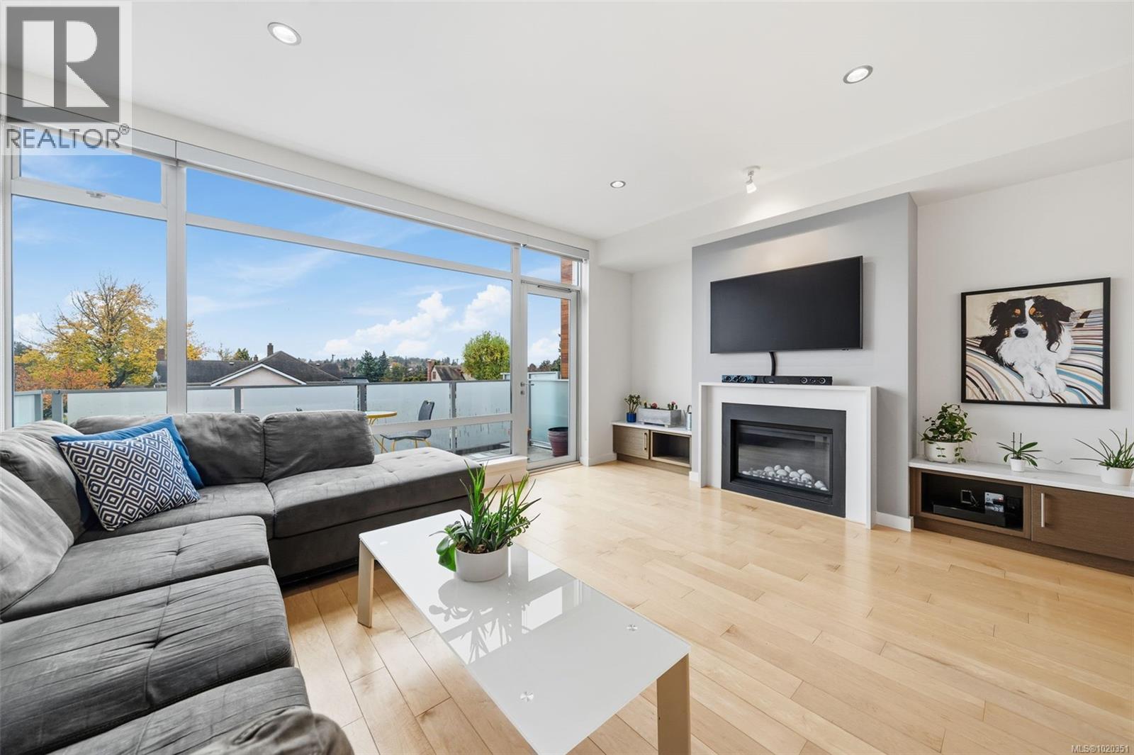 4 2830 Irma St, Victoria