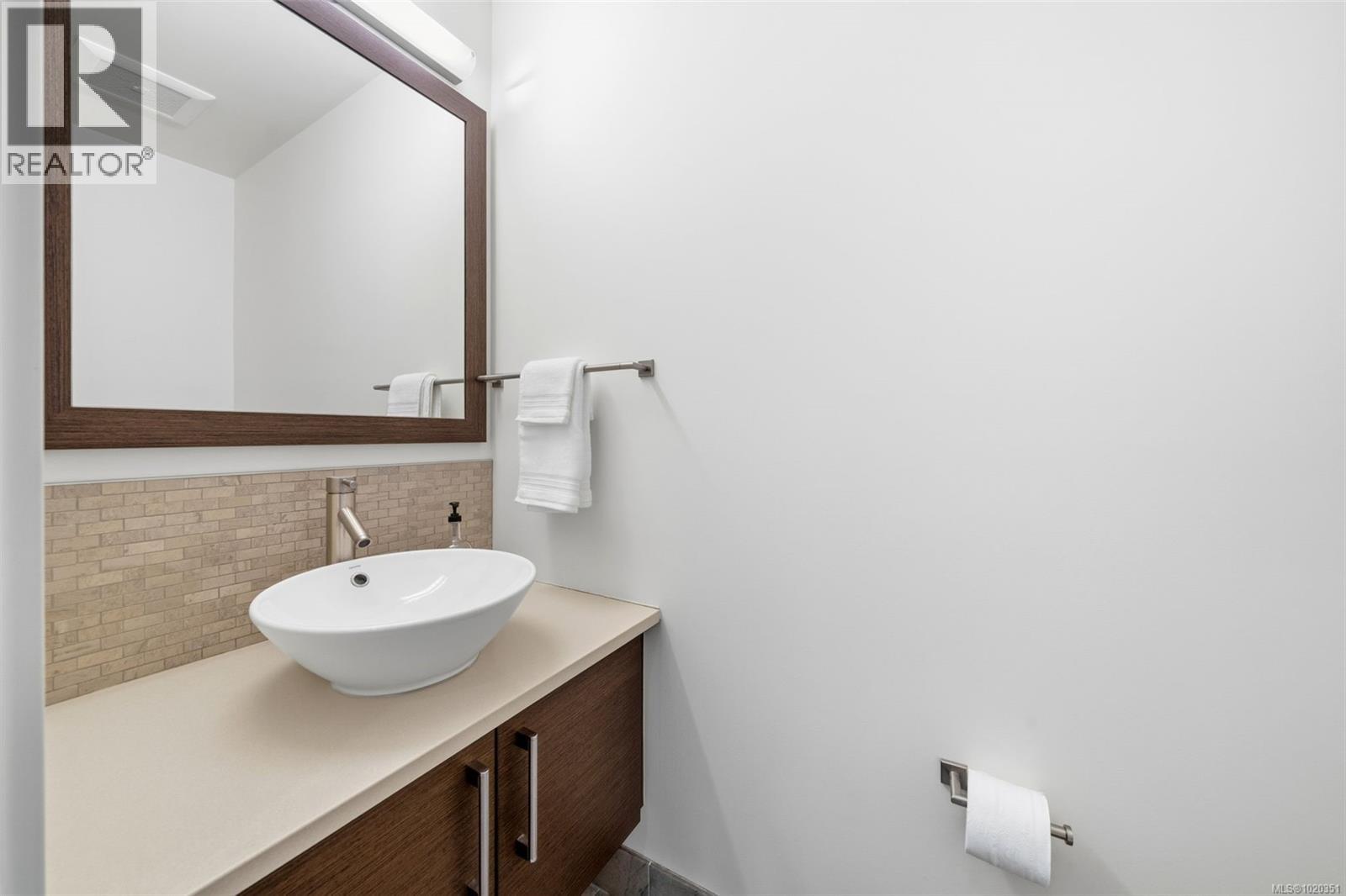 4 2830 Irma St, Victoria