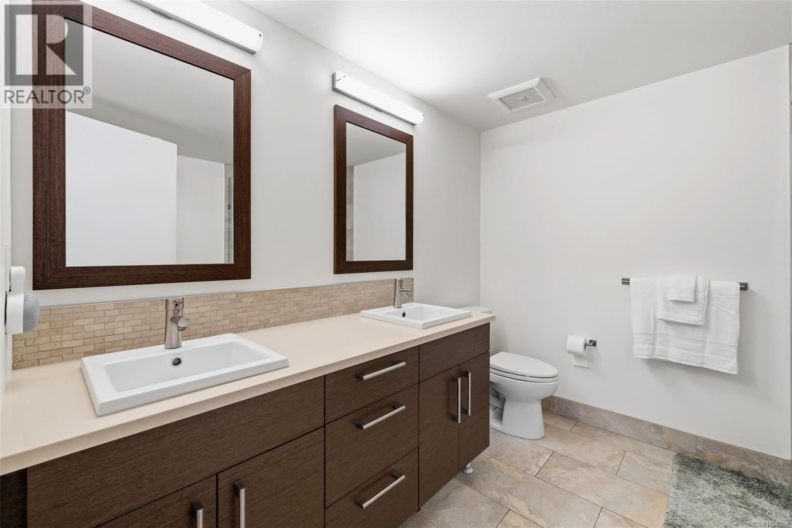 4 2830 Irma St, Victoria