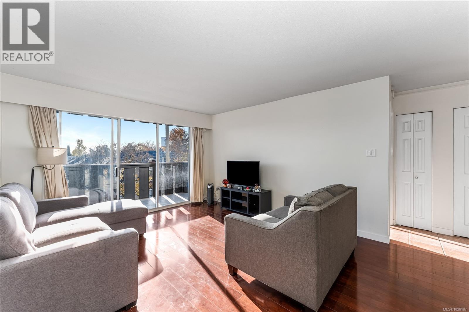 302 1000 McClure St, Victoria