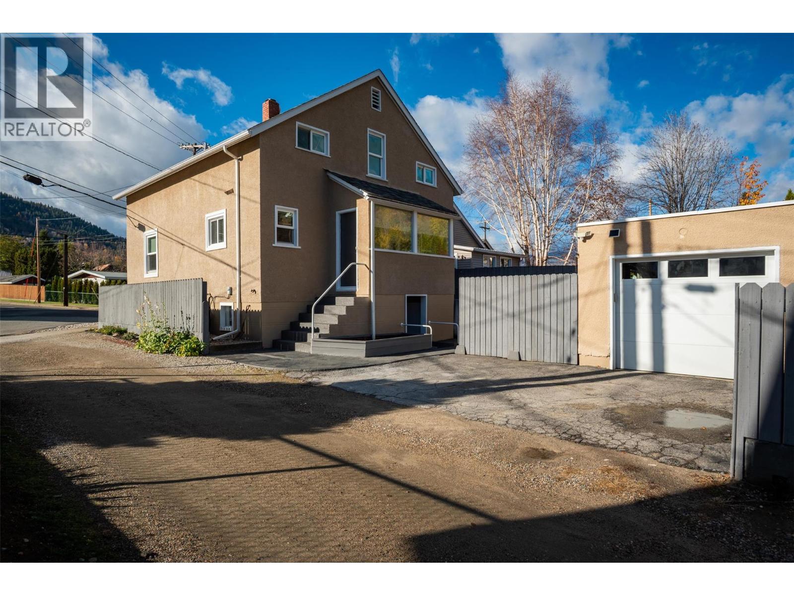 1631 Fifth Avenue, Trail