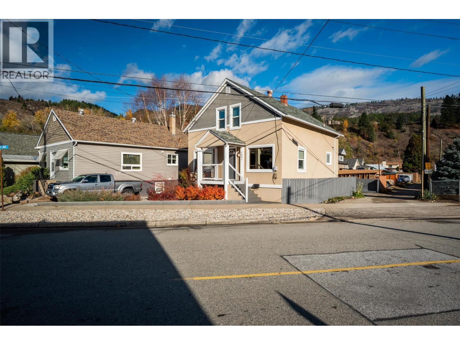 1631 Fifth Avenue, Trail