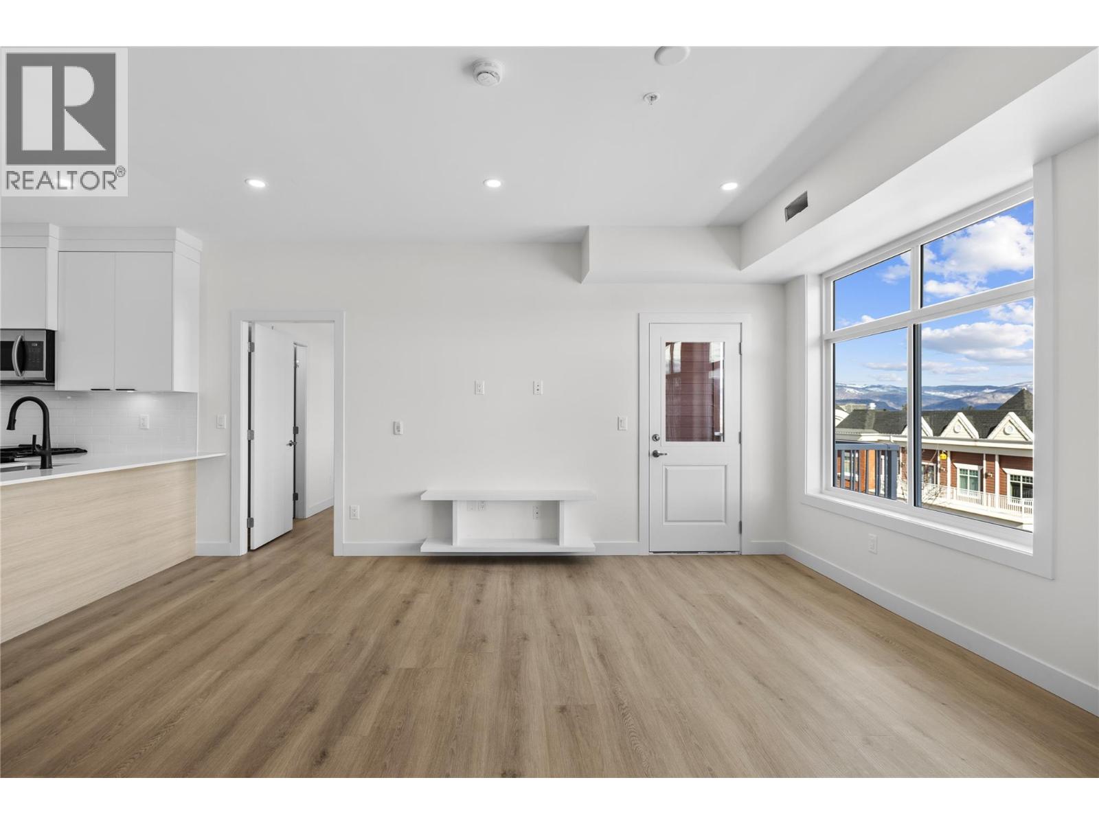 203 5300 Main Street, Kelowna