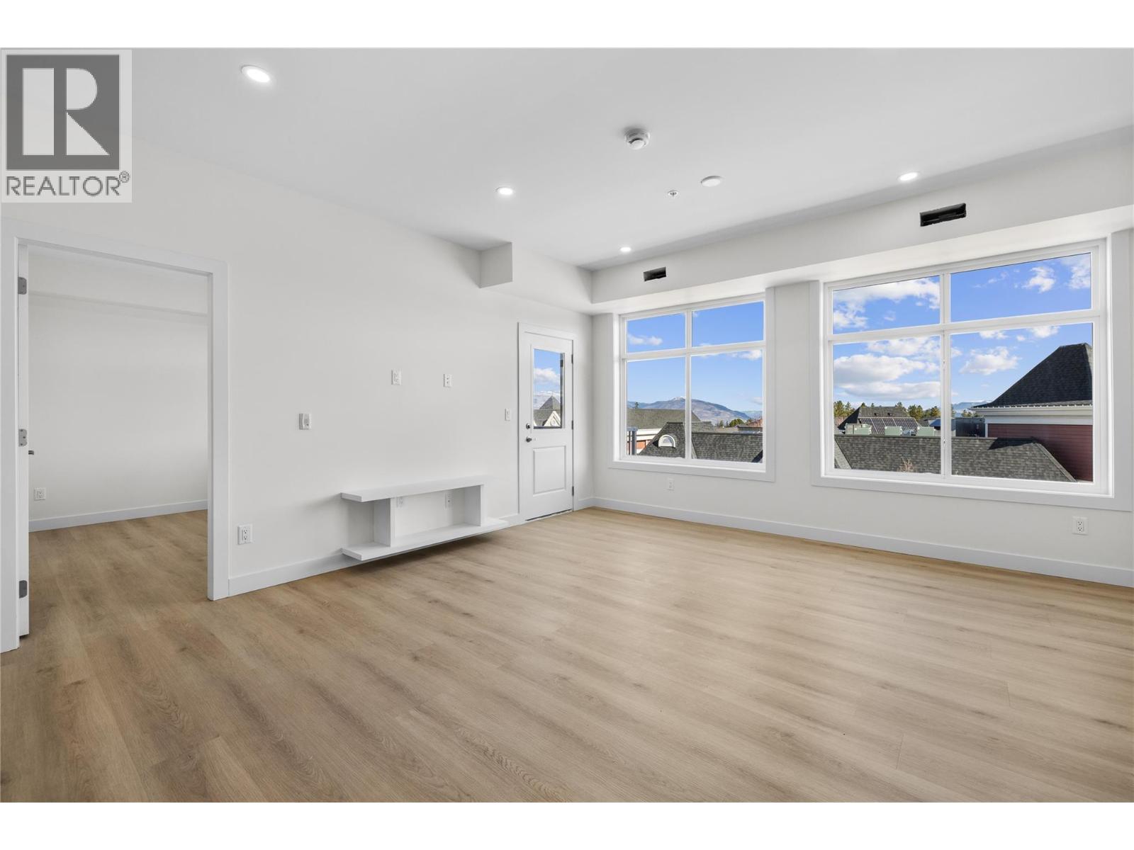 203 5300 Main Street, Kelowna