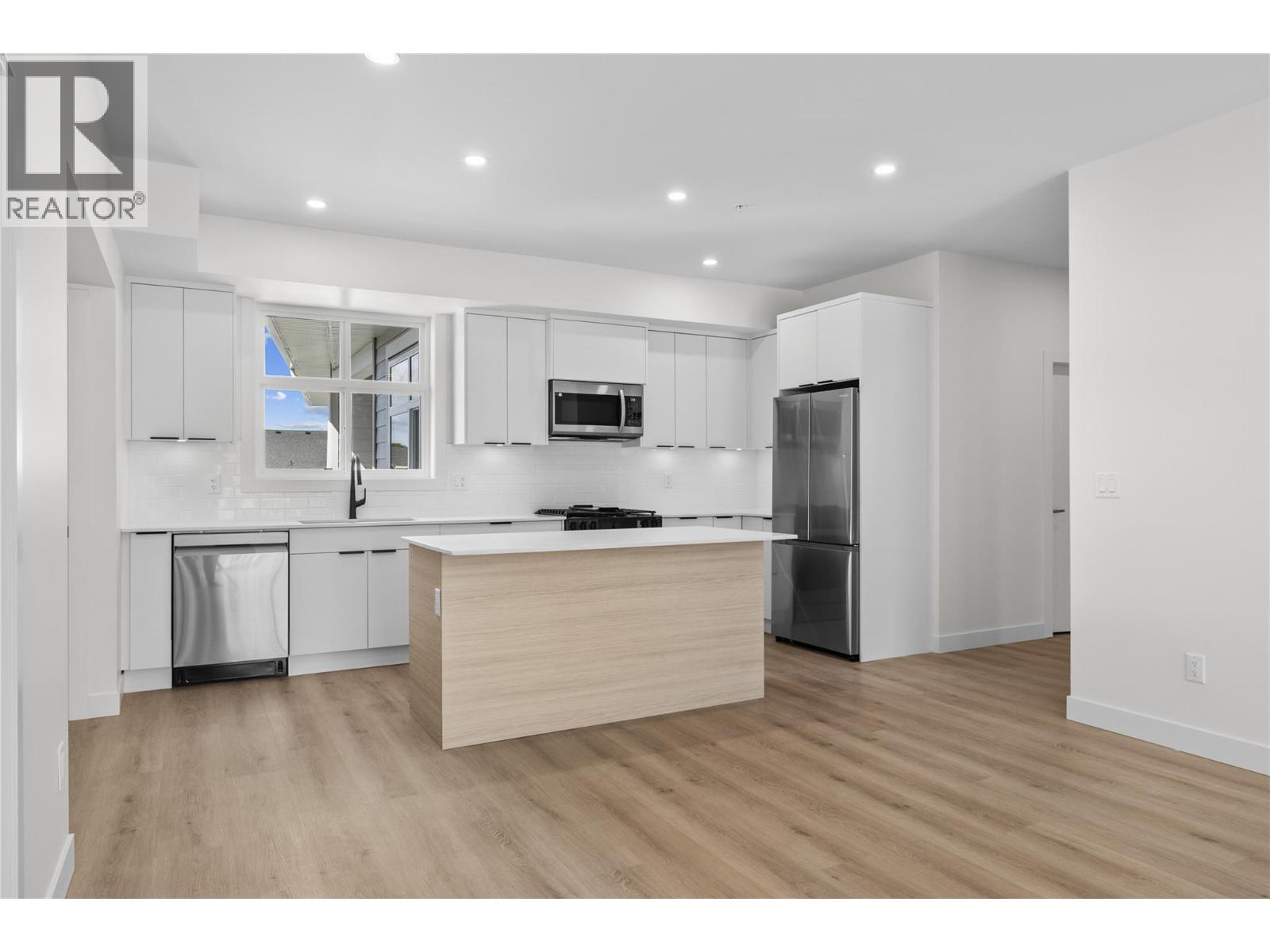 204 5300 Main Street, Kelowna