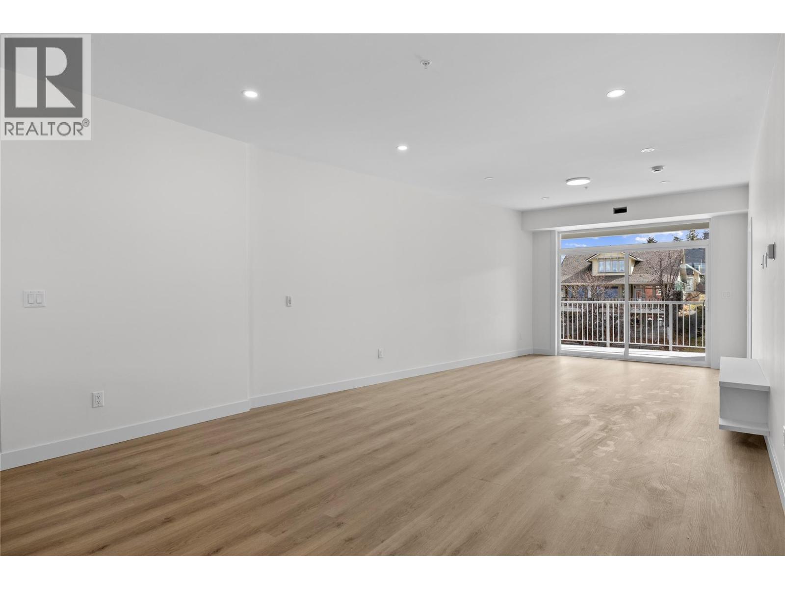 204 5300 Main Street, Kelowna