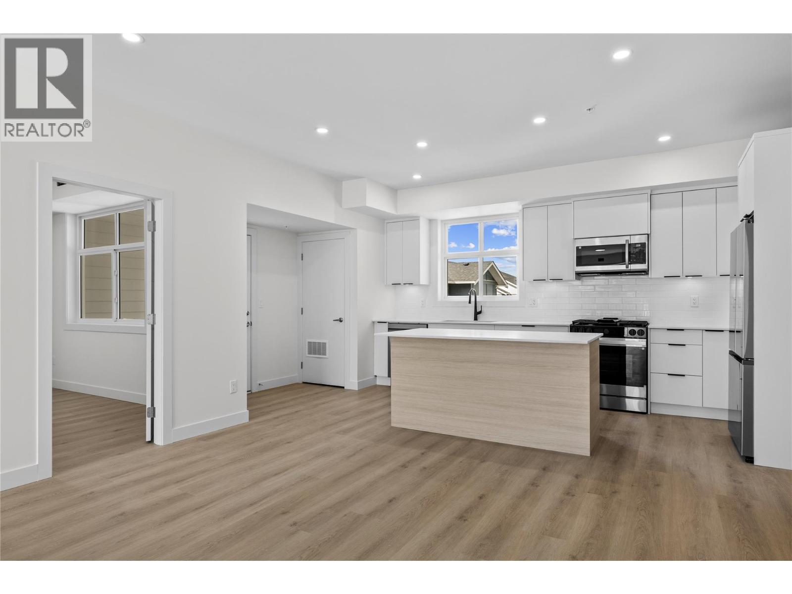 204 5300 Main Street, Kelowna