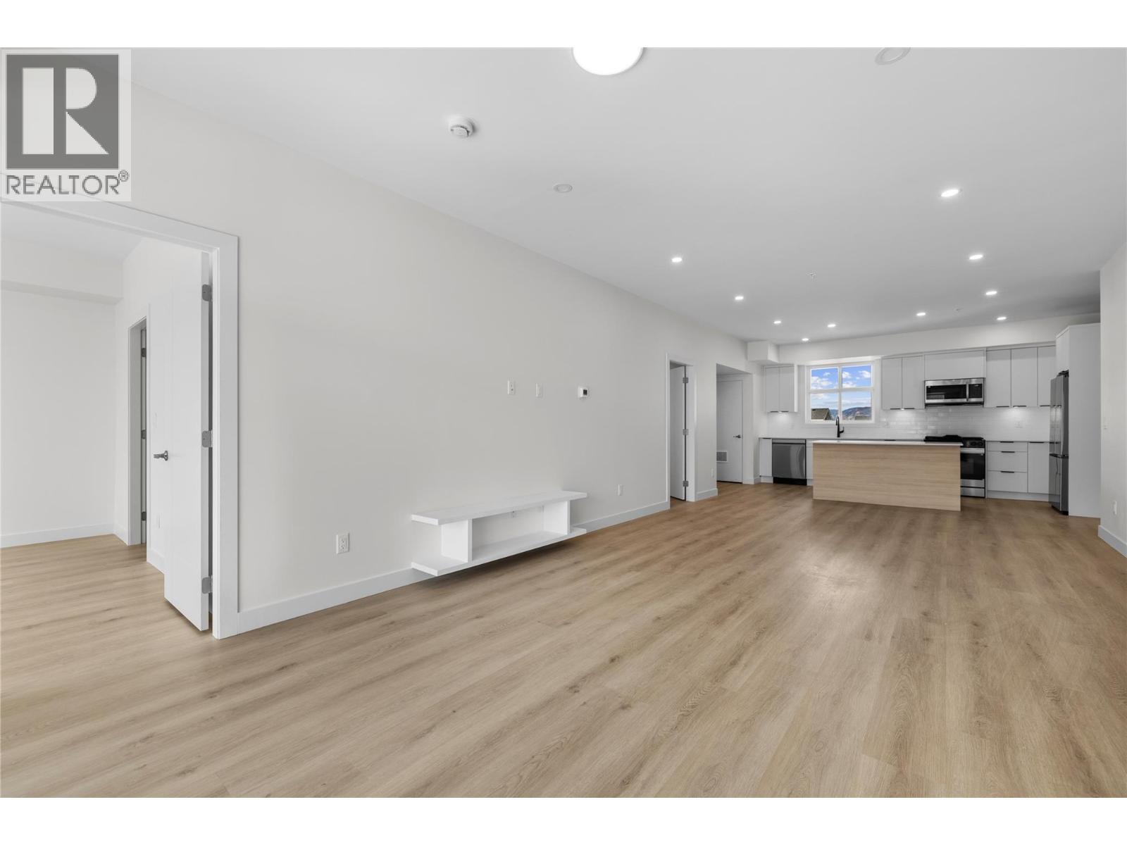 204 5300 Main Street, Kelowna