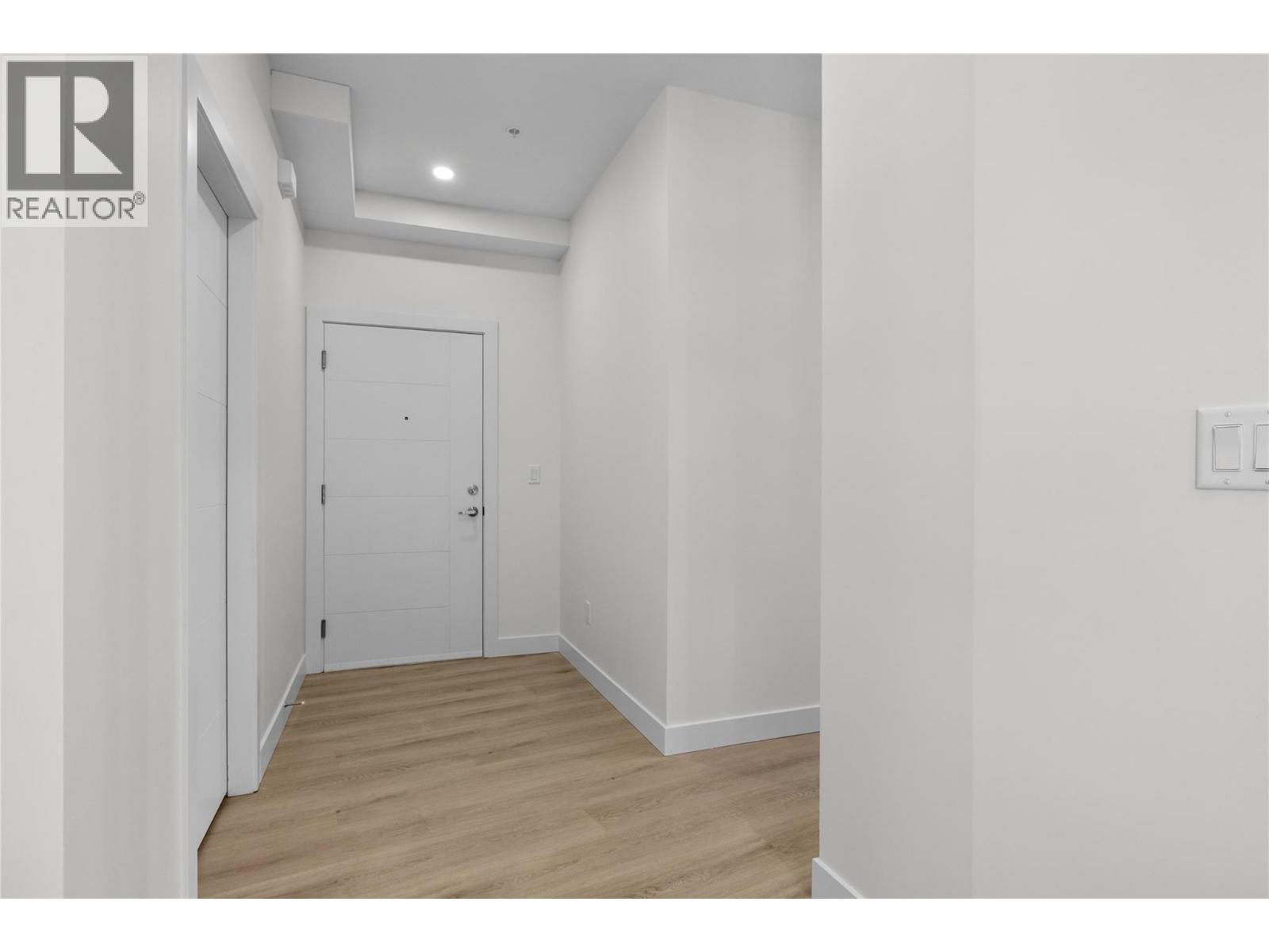 204 5300 Main Street, Kelowna