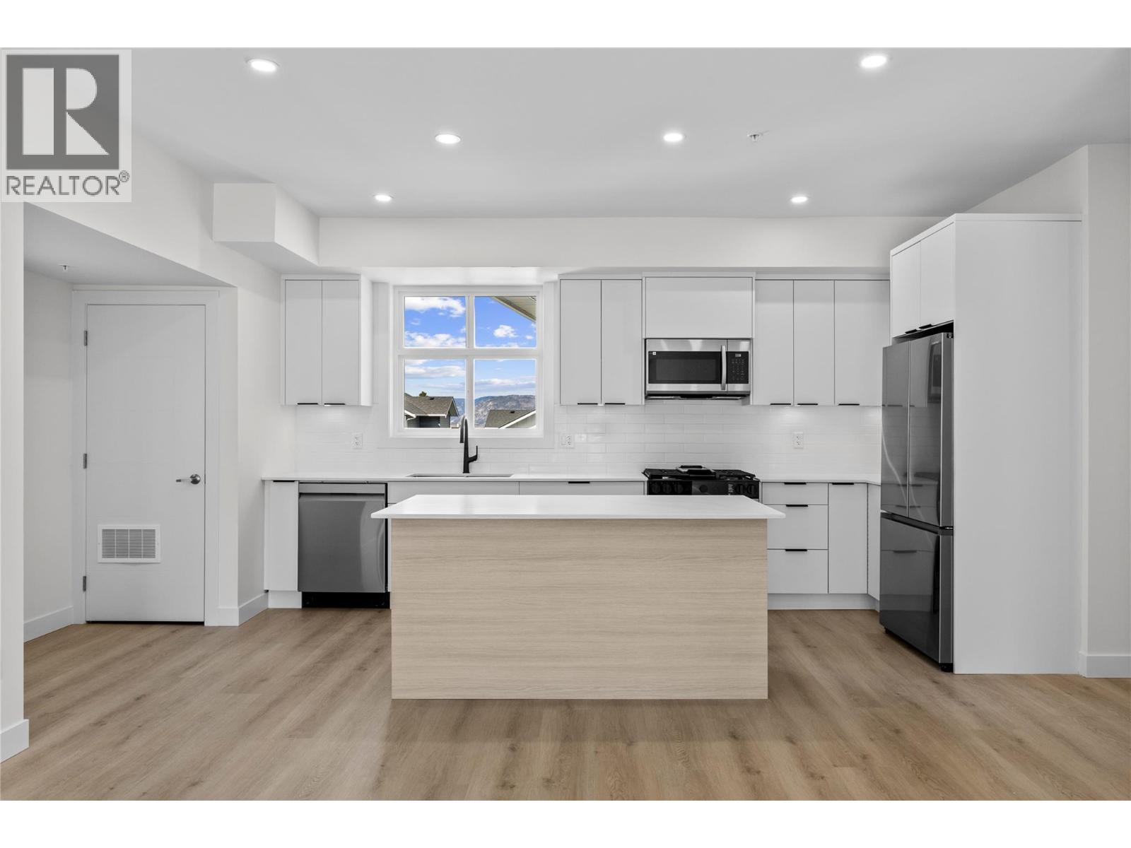 204 5300 Main Street, Kelowna