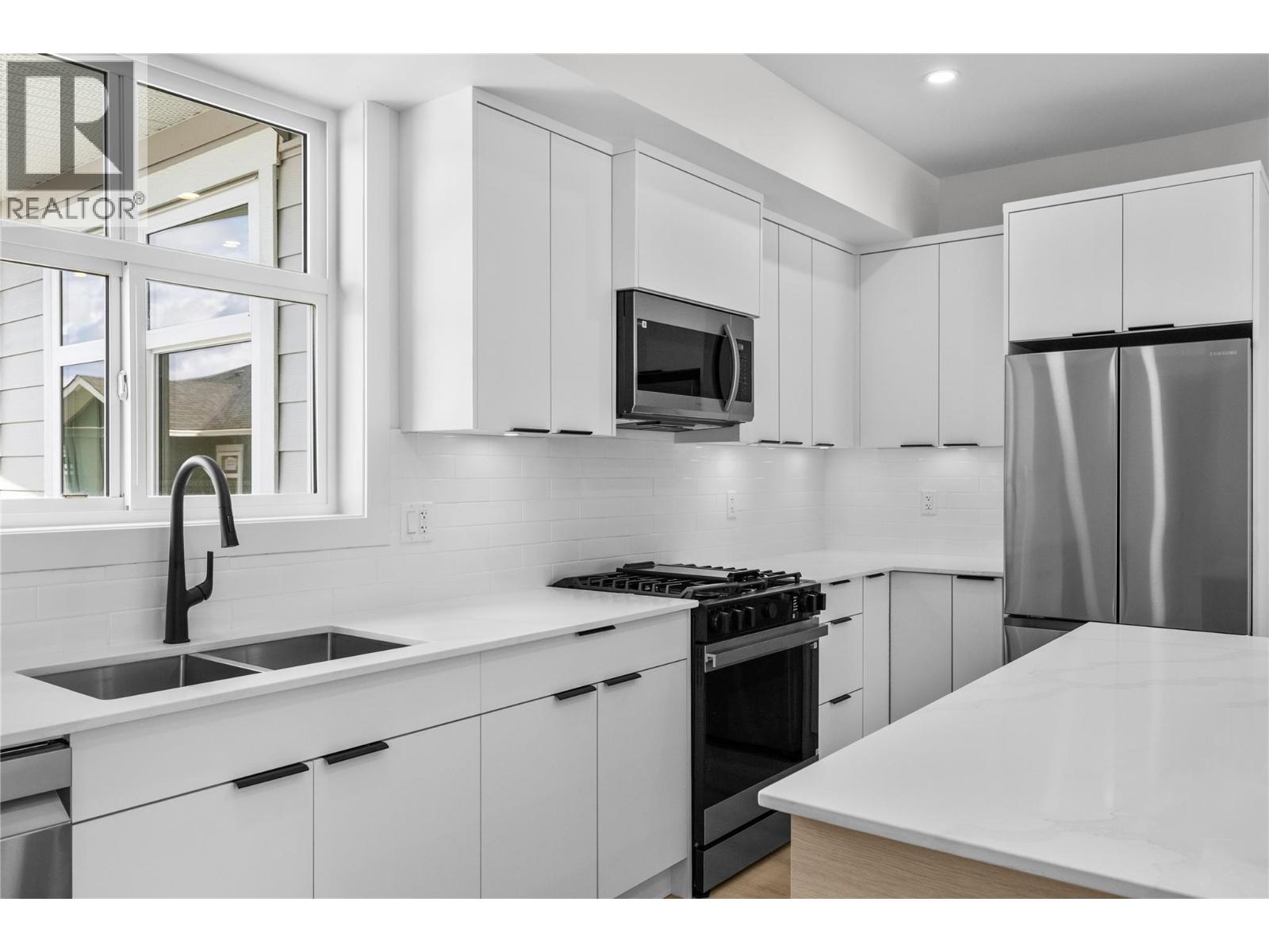 204 5300 Main Street, Kelowna