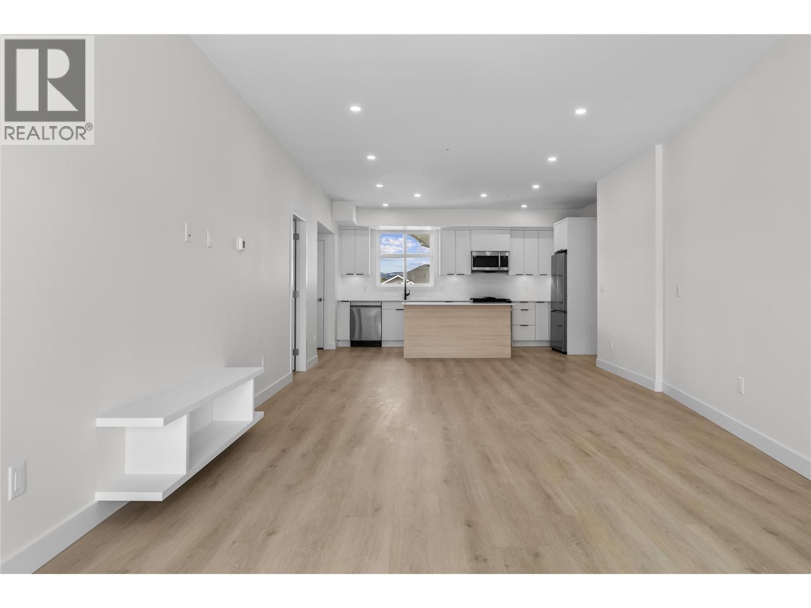 204 5300 Main Street, Kelowna