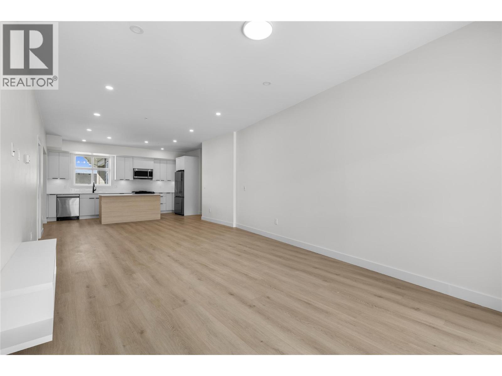 204 5300 Main Street, Kelowna